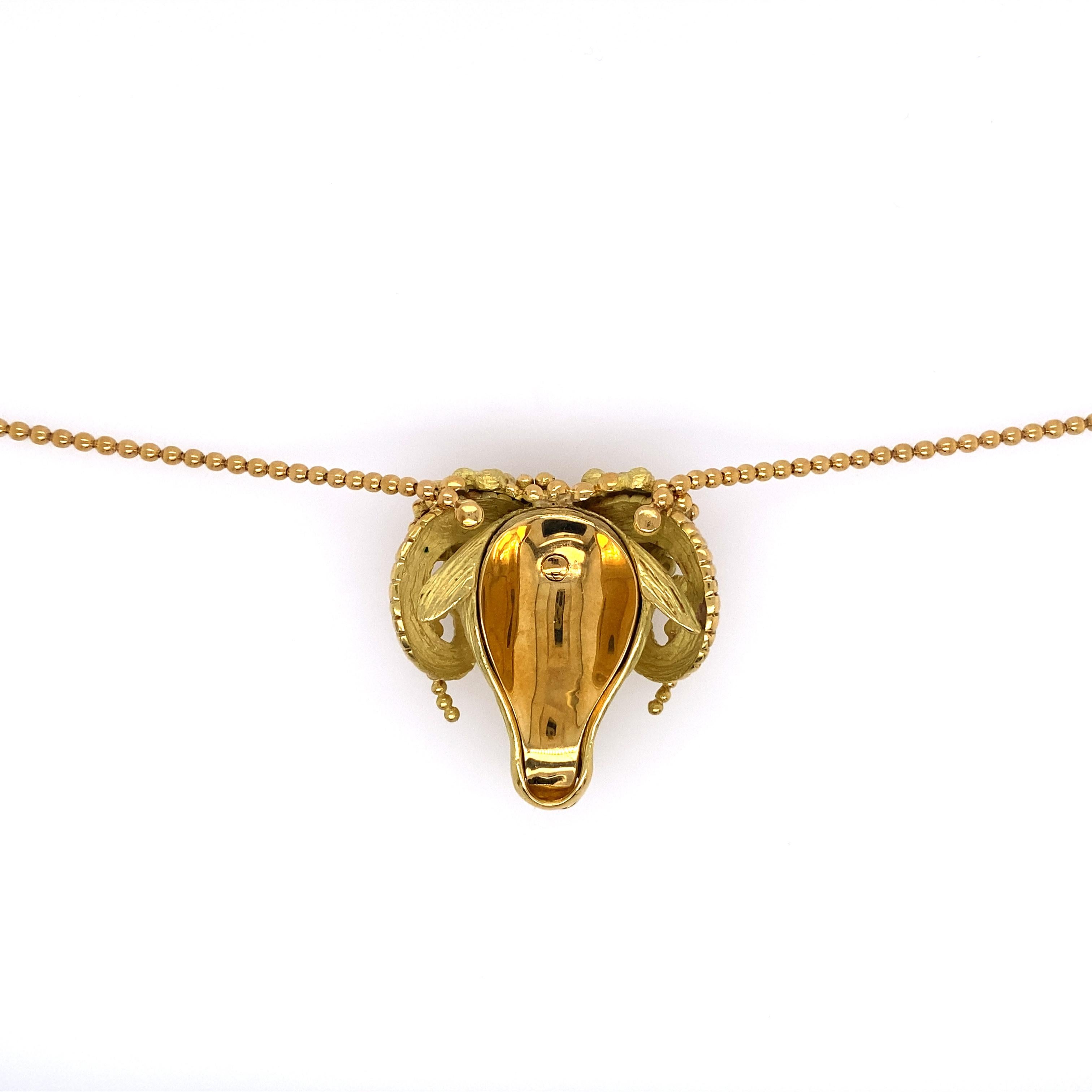 Collana con testa di ariete in oro 18k  
Disegnato come una testa di ariete in oro testurizzato sospesa da una catena a sfere, Peso totale 26,0 dwt. Lunghezza 15 1/4in, 
con marchio francese e marchi del produttore.