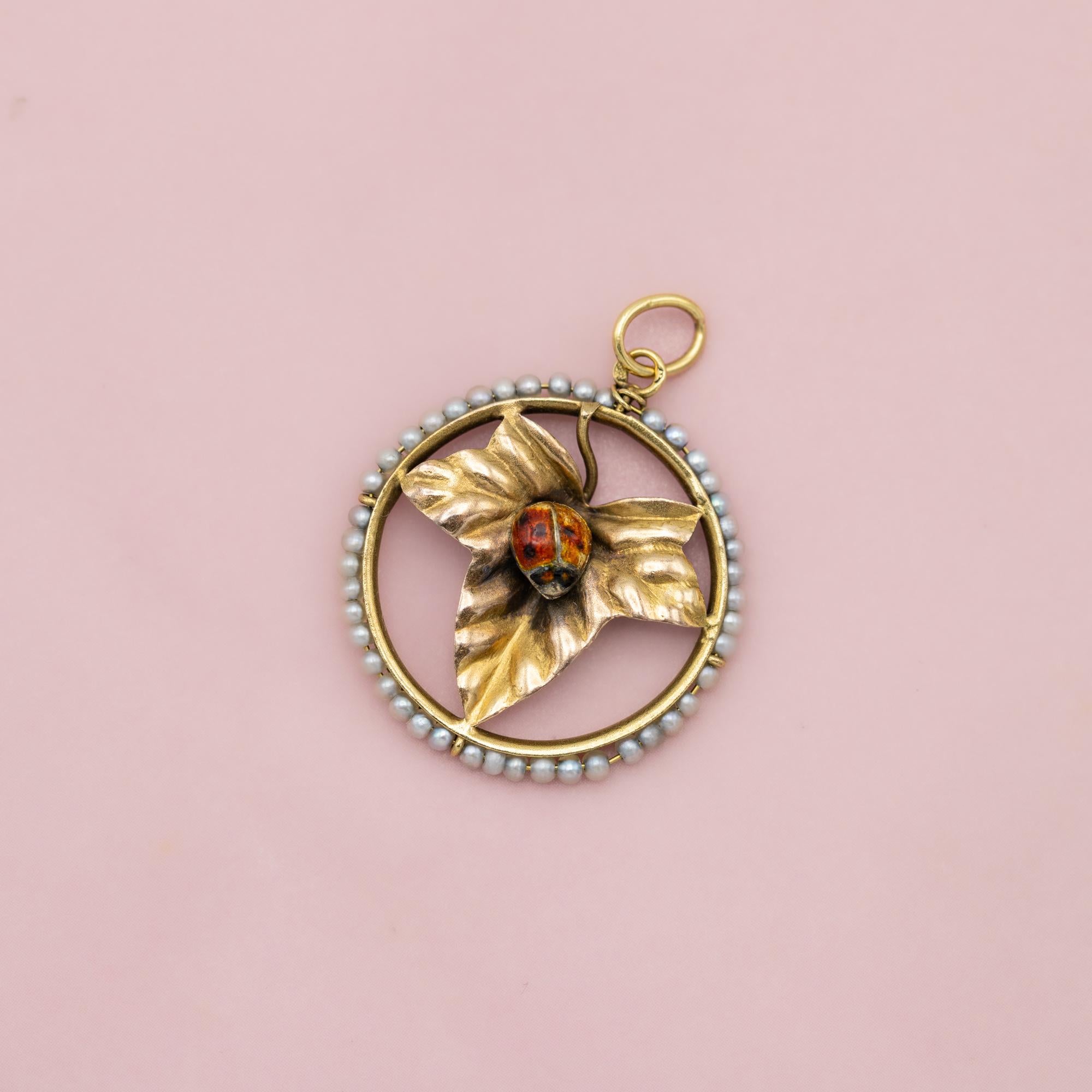 Oro de 18 quilates, Raro amuleto francés de la buena suerte - Medalla de 1900 - Colgante de hiedra y mariquita Victoriano