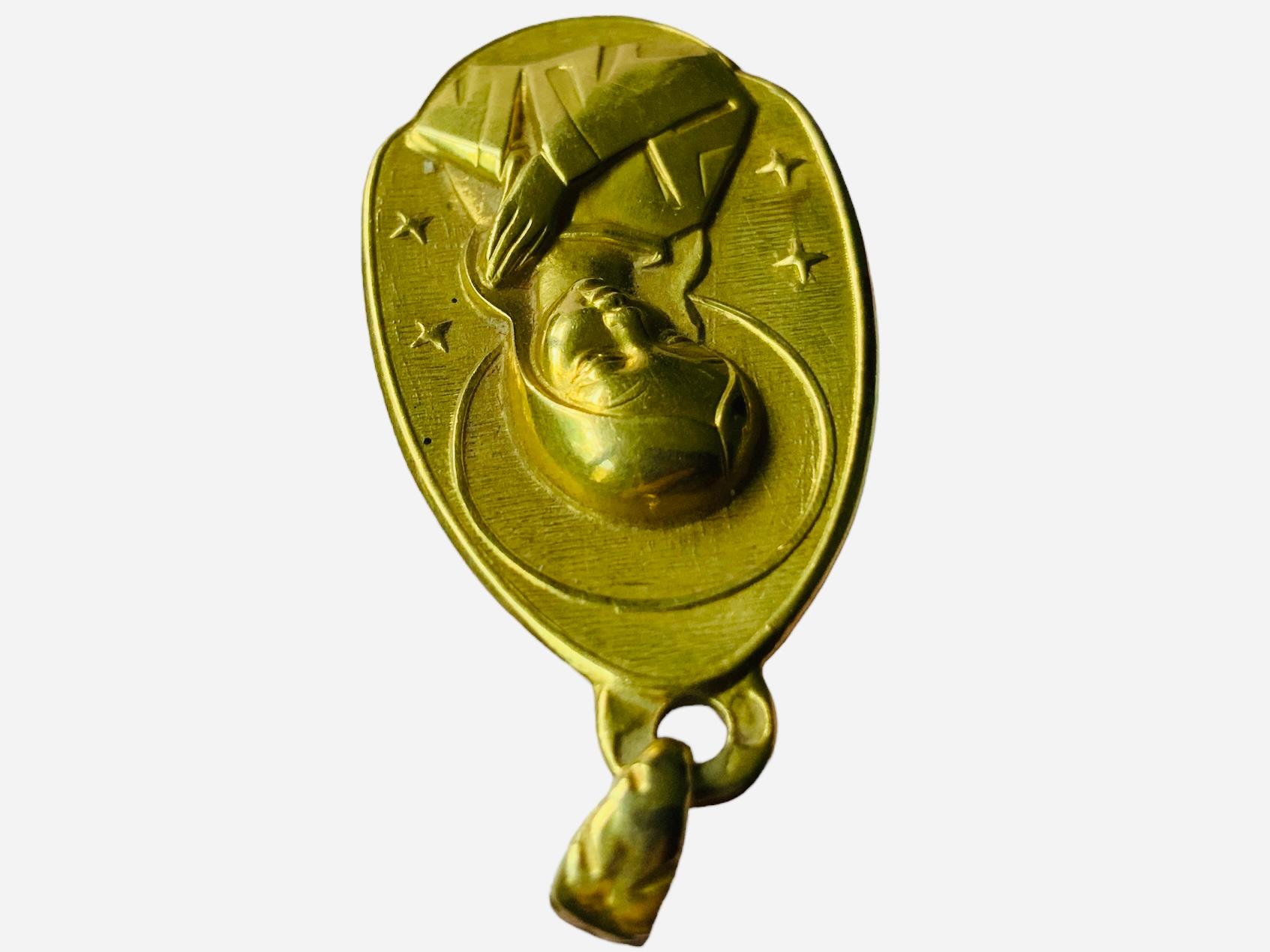 Ciondolo religioso in oro 18K in vendita 2