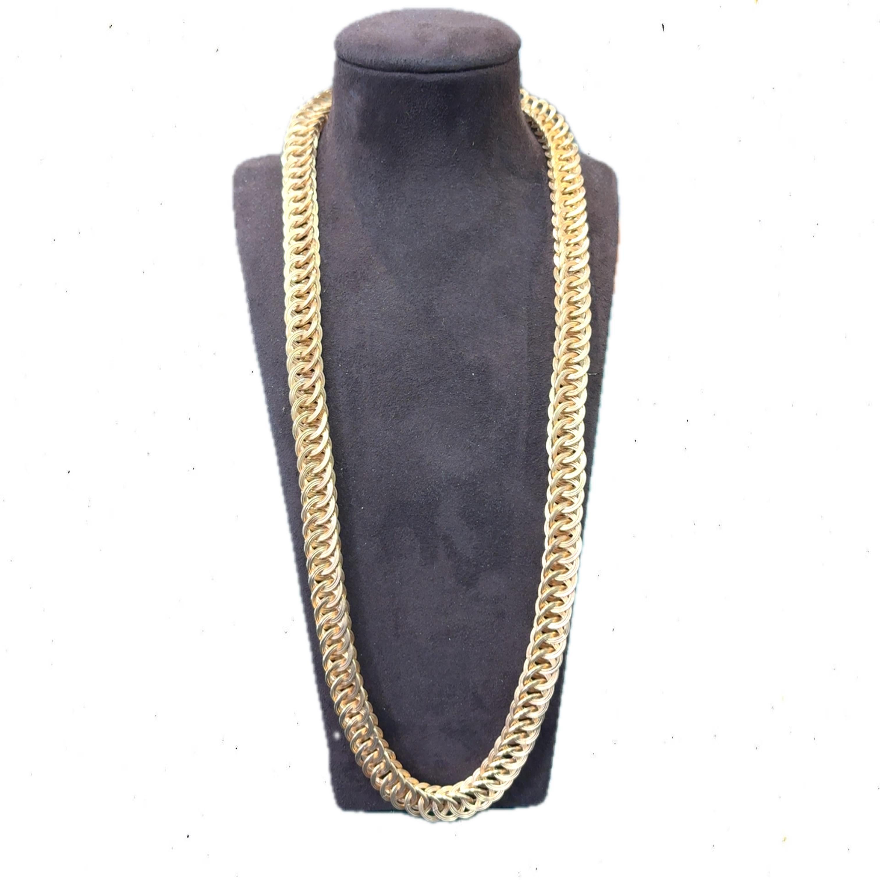 Une étreinte d'or

Ce collier témoigne de l'art de la subtilité et de la force. Fabriqué en 1950, son charme rétro est évident dans le tissage complexe de l'or 18 carats, formant une chaîne en forme de corde qui respire à la fois l'élégance et la