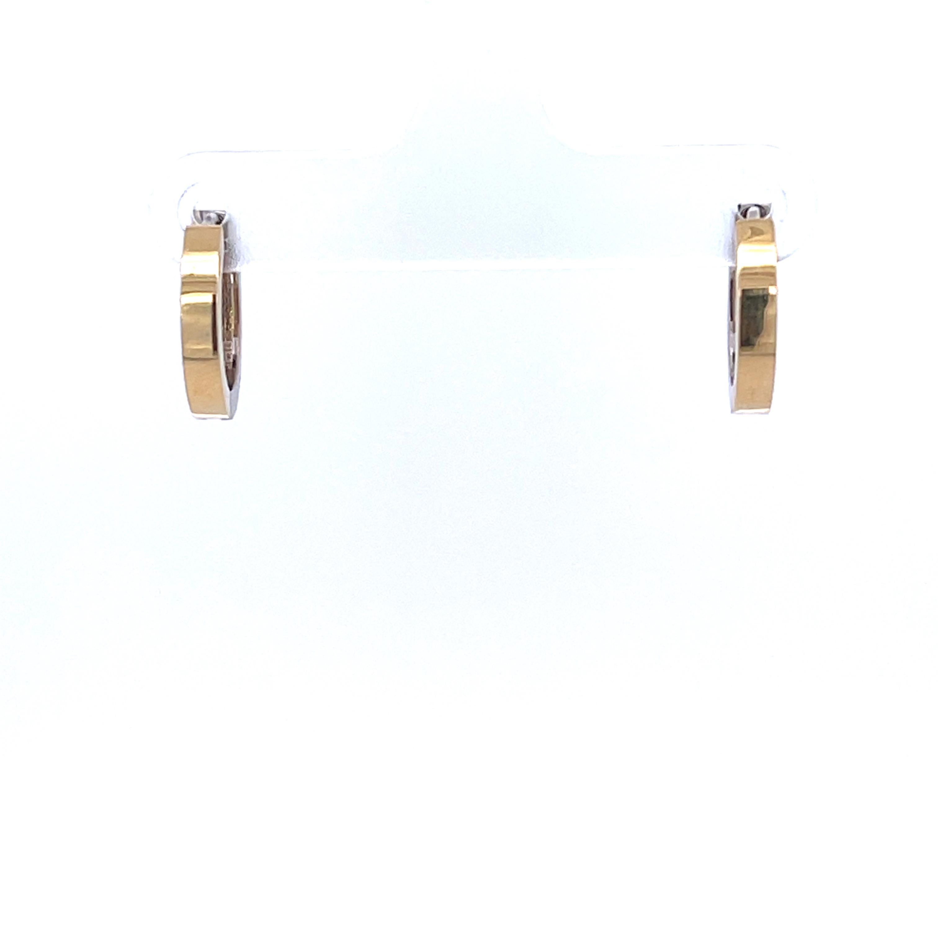 Ein Paar Ohrringe aus 18-karätigem Gelb- und Weißgold mit abnehmbaren Ohrringhüllen aus 18-karätigem Gelbgold mit zwei geschnitzten Jaditelementen. Diese Ohrringe und Ohrringhüllen wurden von llyn strong entworfen und hergestellt.