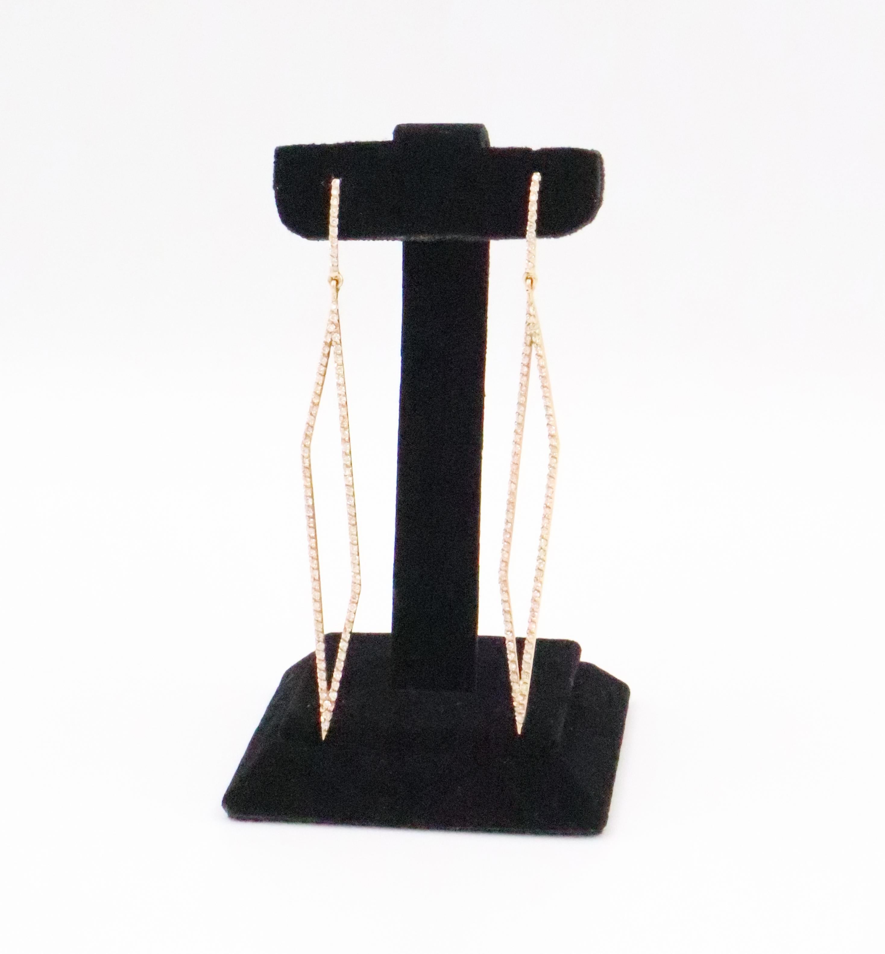 Rhombus-Ohrringe aus 18 Karat Gold mit Diamanten in Form von Diamanten (Zeitgenössisch) im Angebot