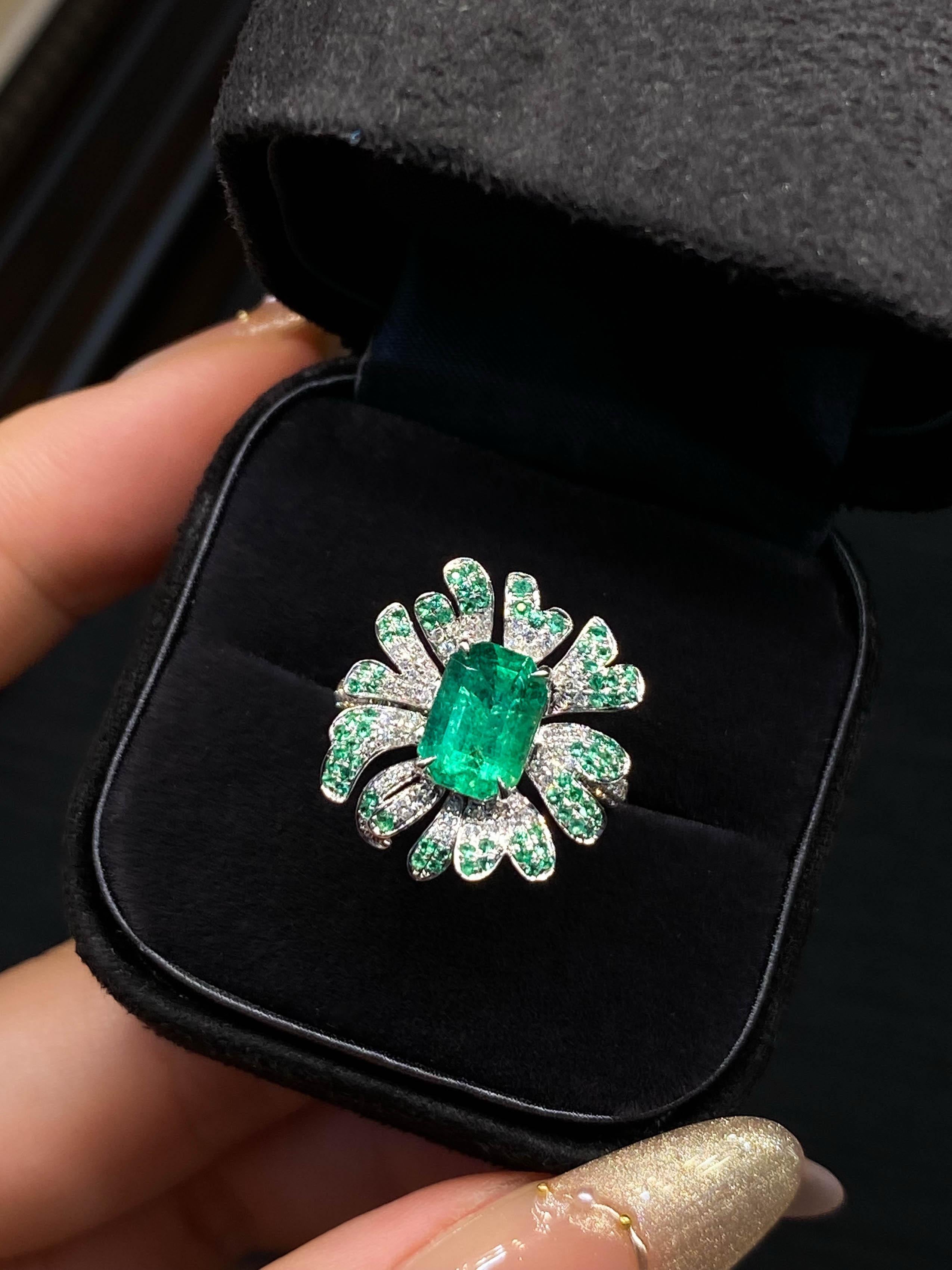 18K Gold Ring 2.09ct Smaragd Diamant Edelstein Haute Joaillerie

Smaragd: 2,09ct
Edelsteine: 0,27ct
Diamanten: 0,38ct
Gesamtgewicht: 7,07 Gramm

Dieser Ring aus 18 Karat Gold, in dessen Zentrum ein natürlicher Smaragd von 2,09 Karat steht, ist eine