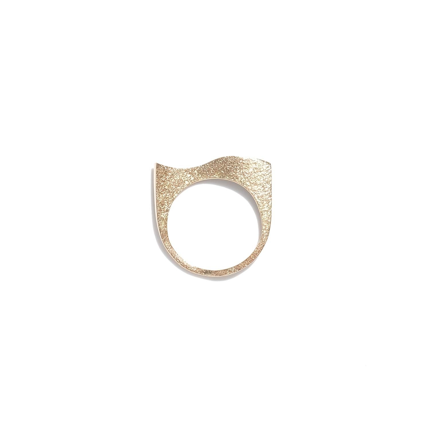 This 18-karat gold ring, which is part of the collection 