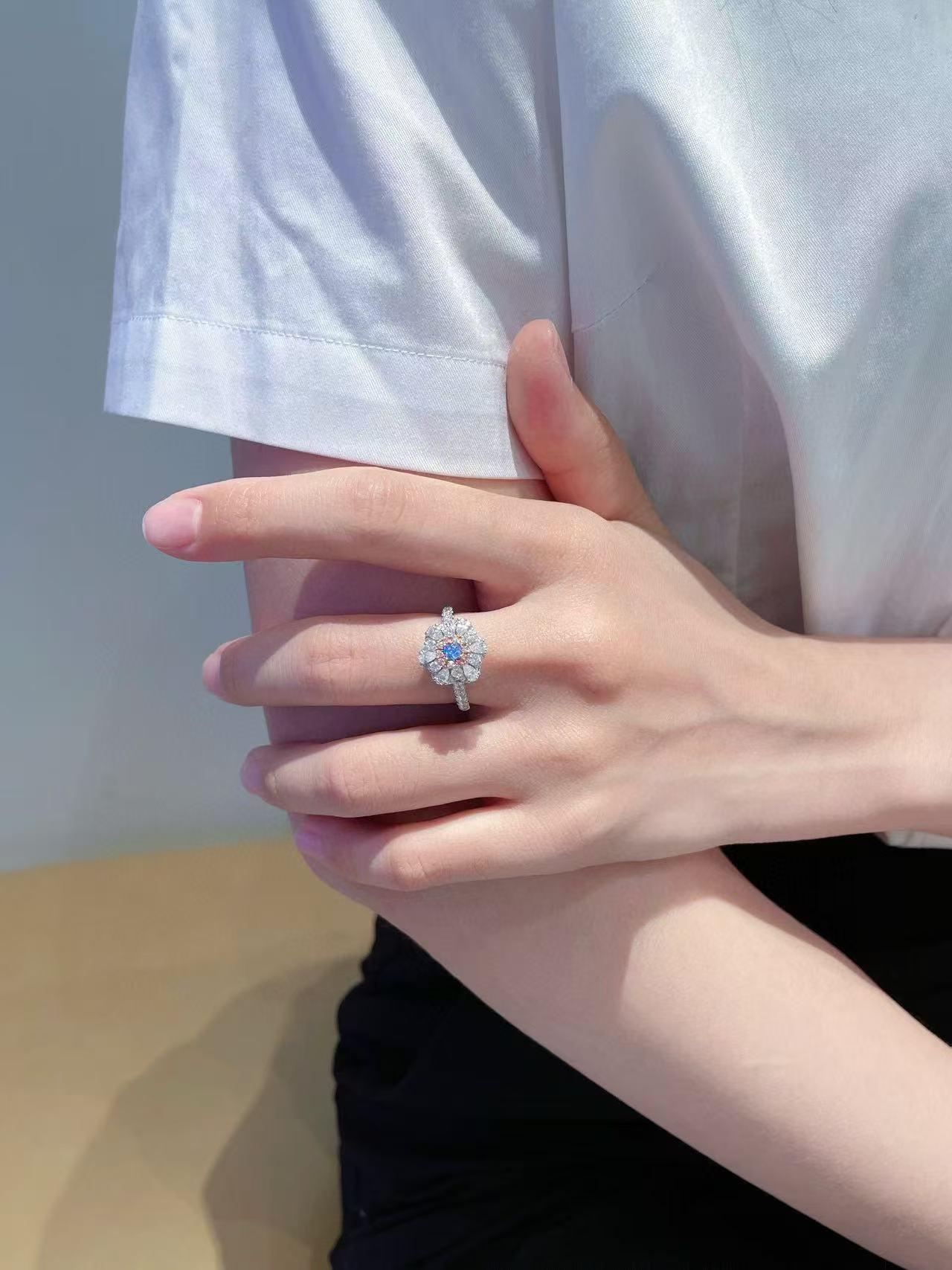 18K Gold Ring Convertible Cushion Cut Blue Diamond Teardrop Floral Design In New Condition For Sale In Kowloon, HK
