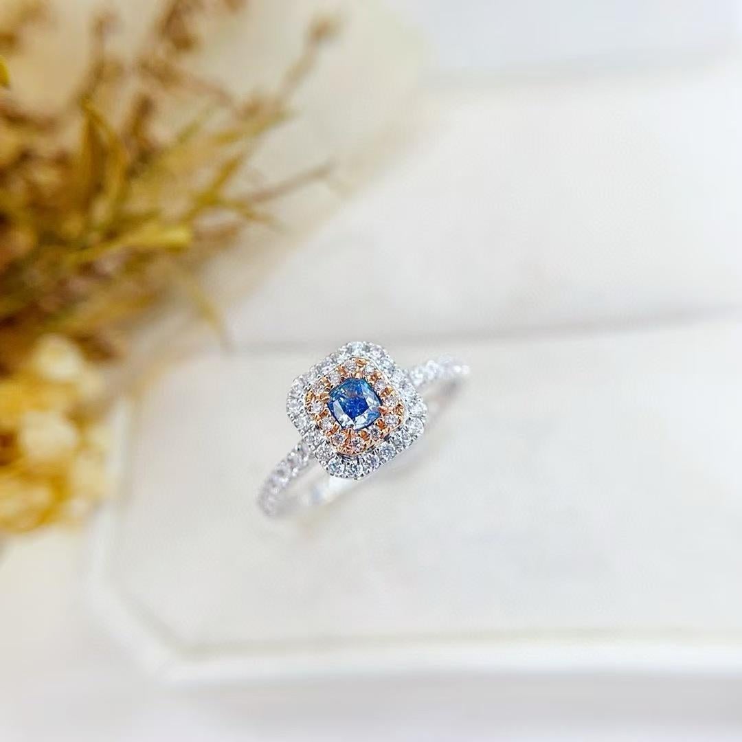 18K Weißgold Blauer Diamant mit weißem und rosafarbenem Diamanten Doppelhalo-Cocktailring

Hauptstein - 0.2 CT
Seitenstein D - 0,32 CT 
Gesamtgewicht - 2,54 GM

Atemberaubendes Herzstück: Ein lebhafter blauer Diamant im Kissenschliff bildet das