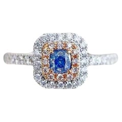 Anillo de cóctel de doble halo de diamantes rosa y azul Vivid Diamonds de 18 quilates