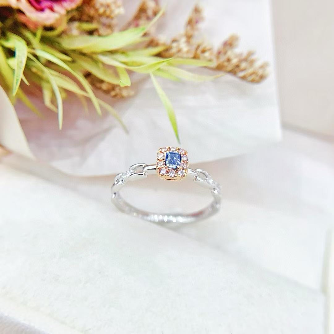 Cushion Cut 18K Gold Ring Cushion - cut Blue Diamond with Chain Element For Sale