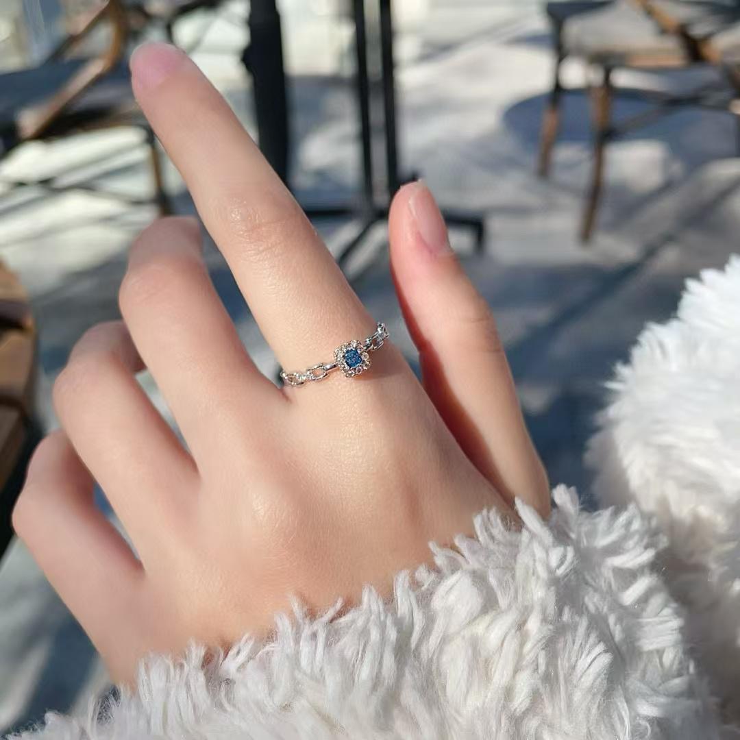 18K Gold Ring Cushion - cut Blue Diamond with Chain Element In New Condition For Sale In Kowloon, HK