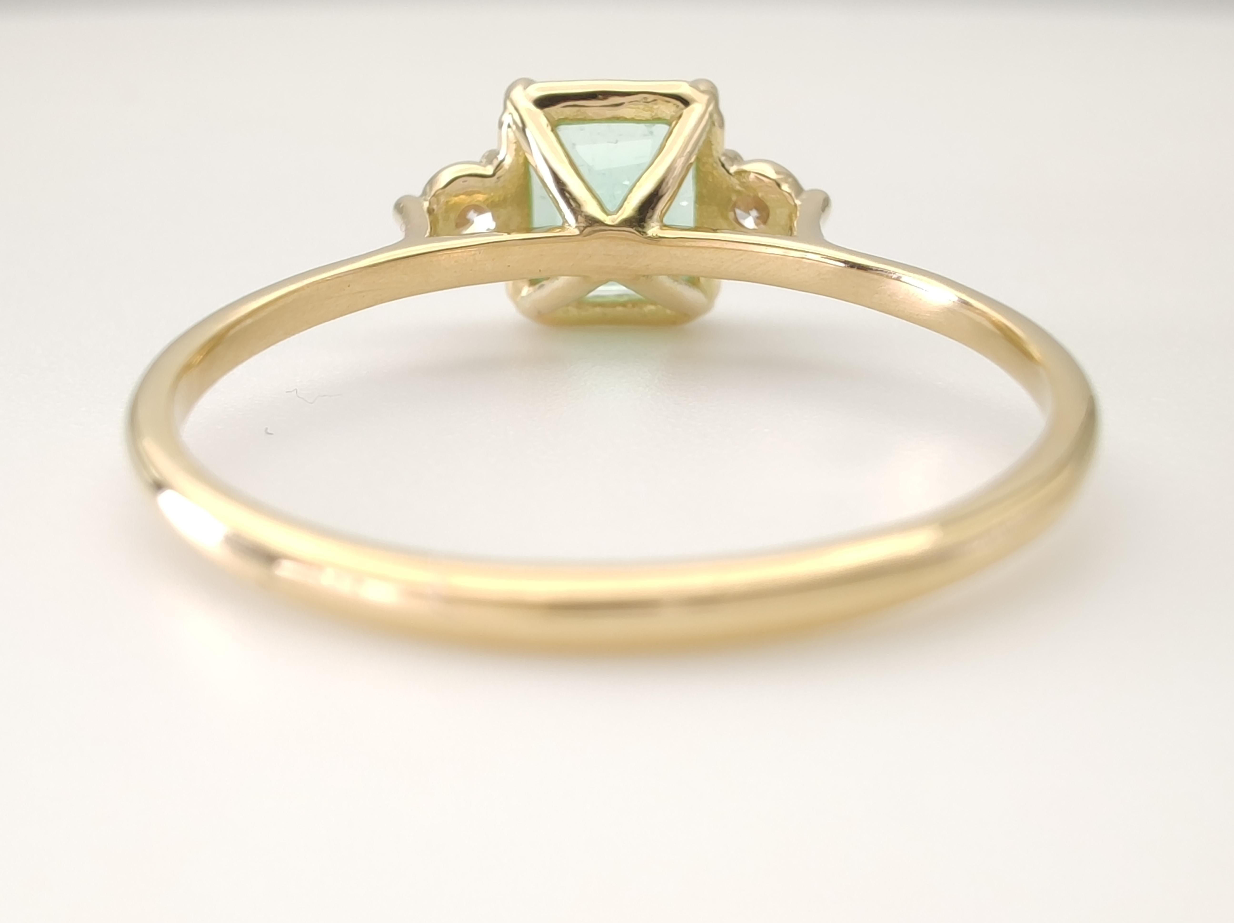18K Gold Ring  Emerald and Diamonds Classic Minimalist for Your Everyday  For Sale 3