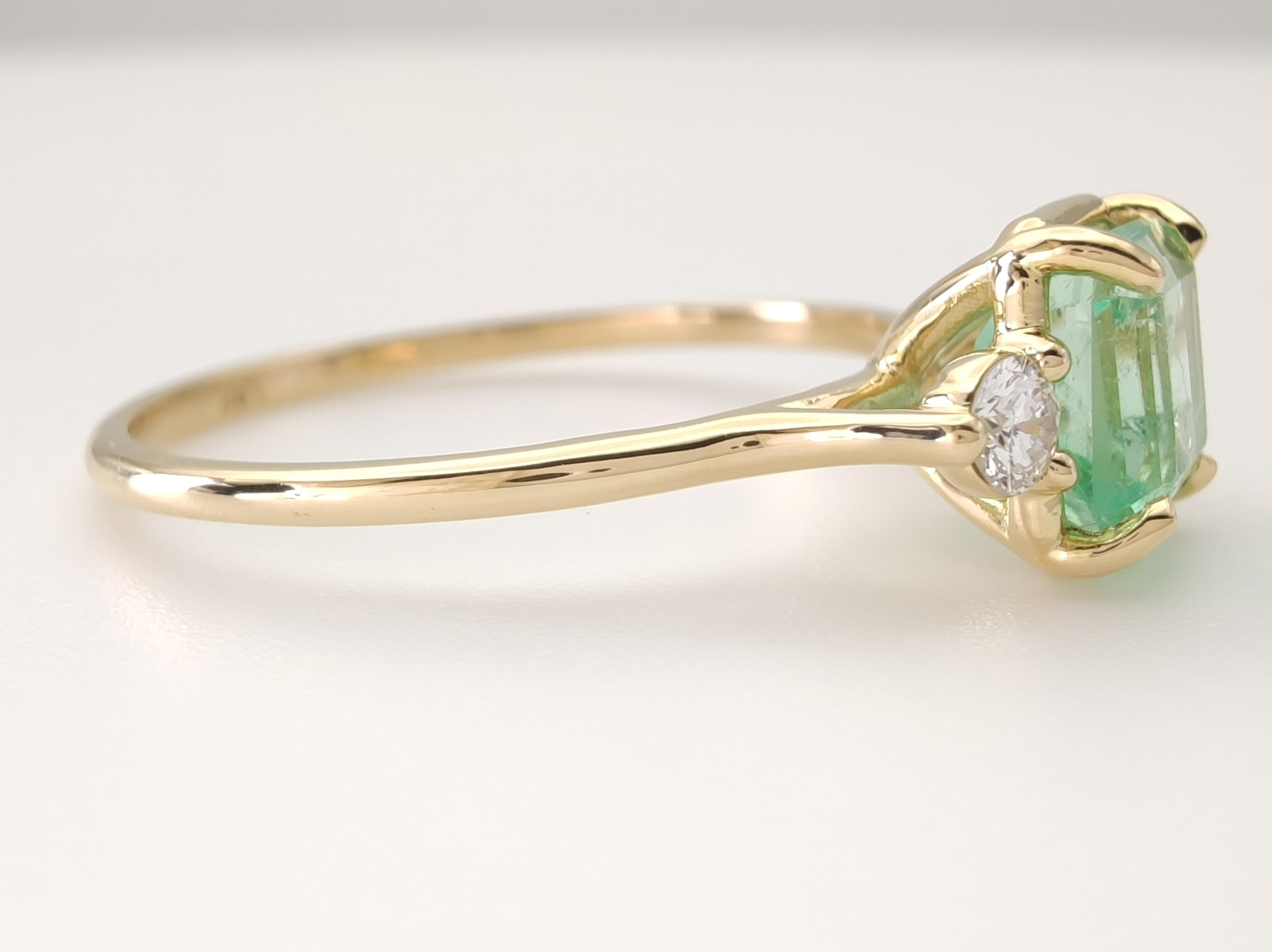 18K Gold Ring  Emerald and Diamonds Classic Minimalist for Your Everyday  For Sale 4