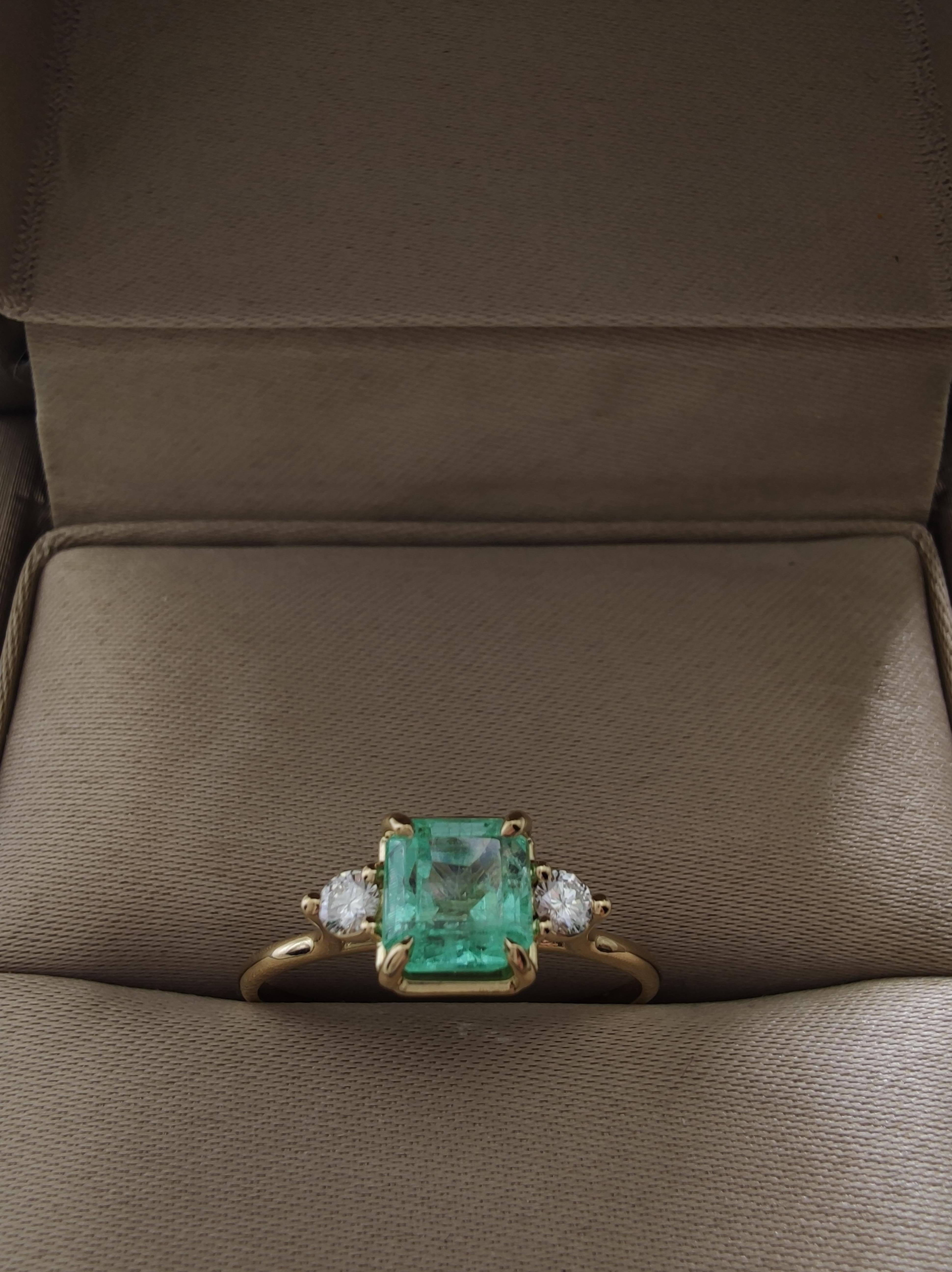 18K Gold Ring  Emerald and Diamonds Classic Minimalist for Your Everyday  For Sale 6