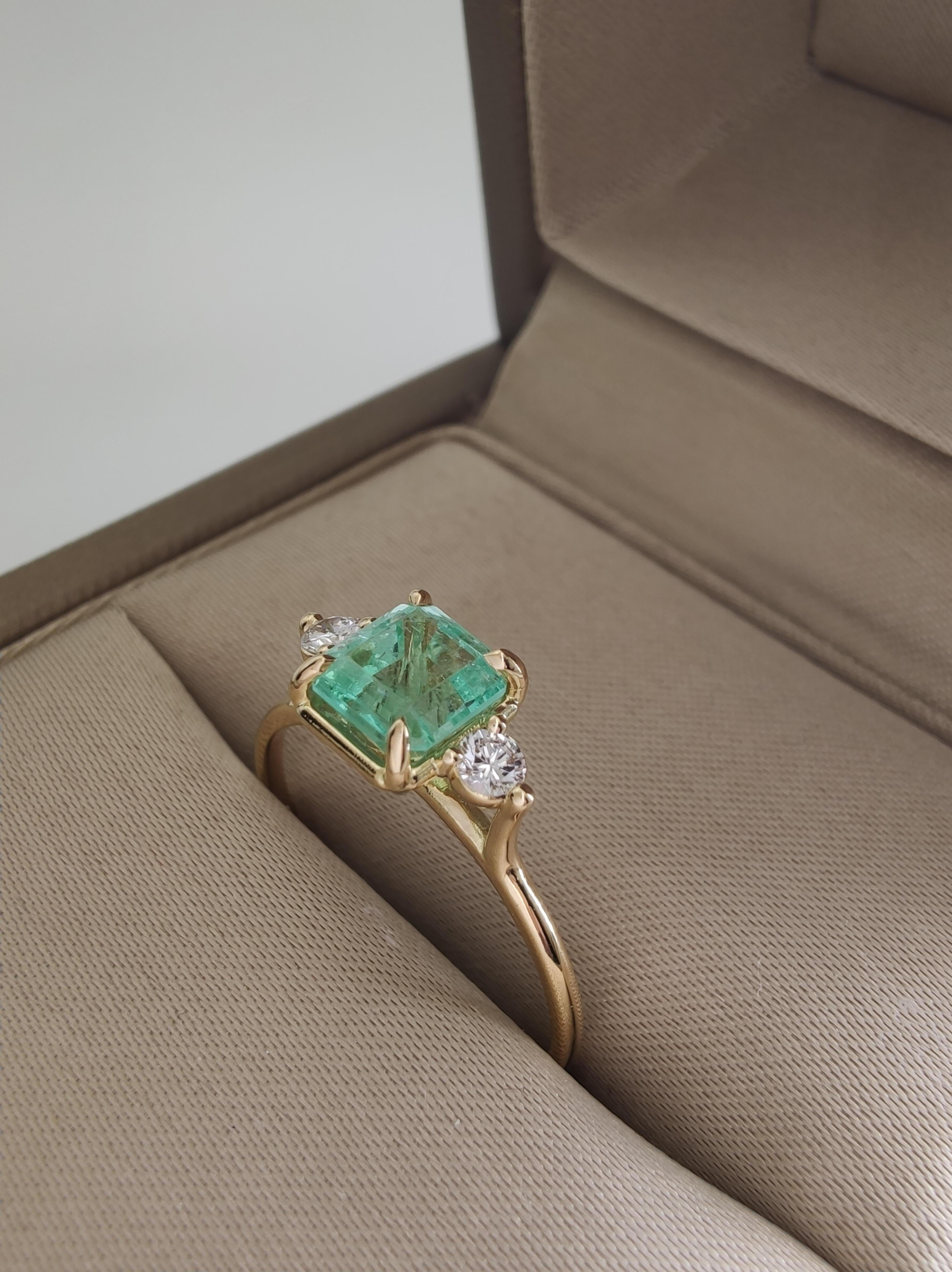 18K Gold Ring  Emerald and Diamonds Classic Minimalist for Your Everyday  For Sale 7