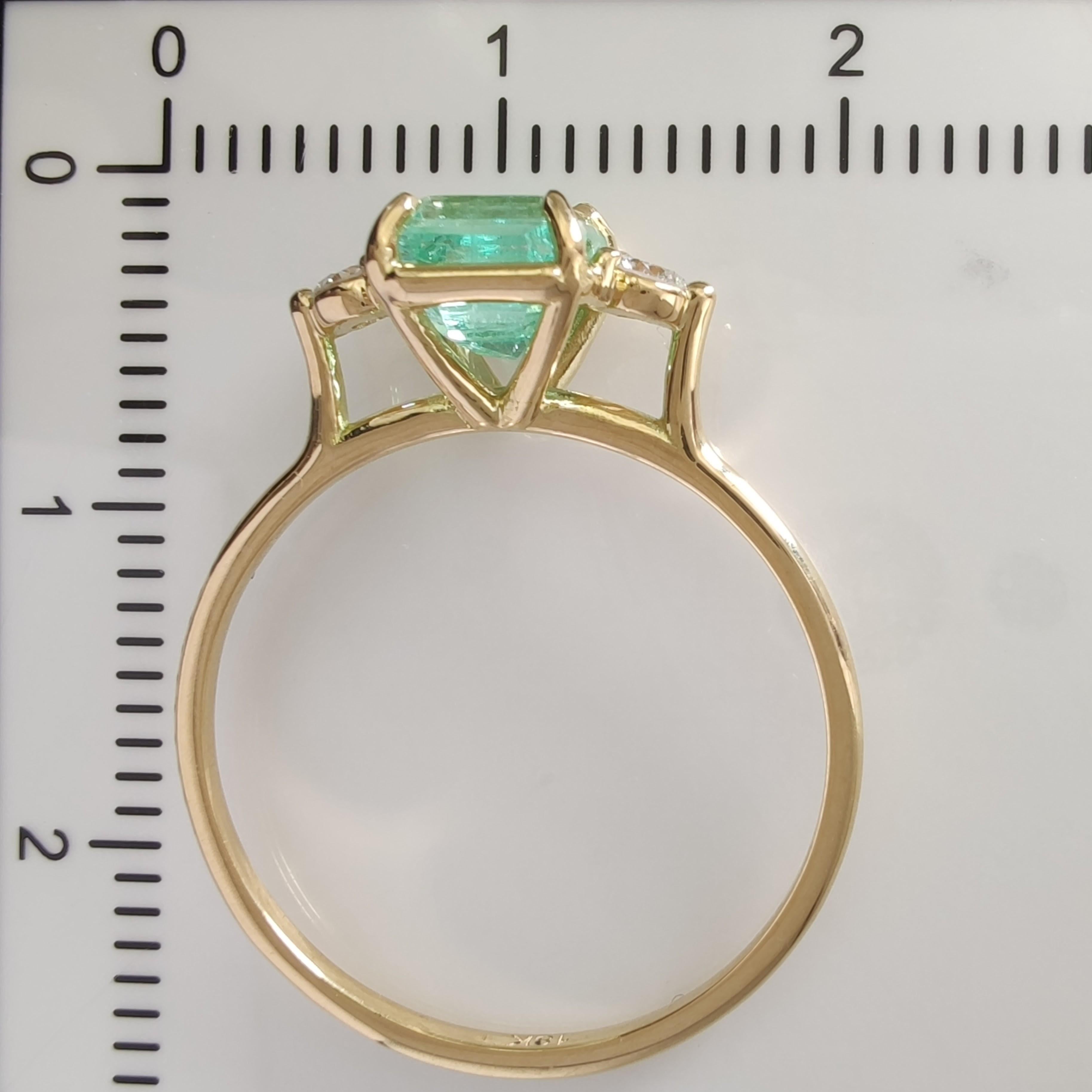 18K Gold Ring  Emerald and Diamonds Classic Minimalist for Your Everyday  For Sale 10