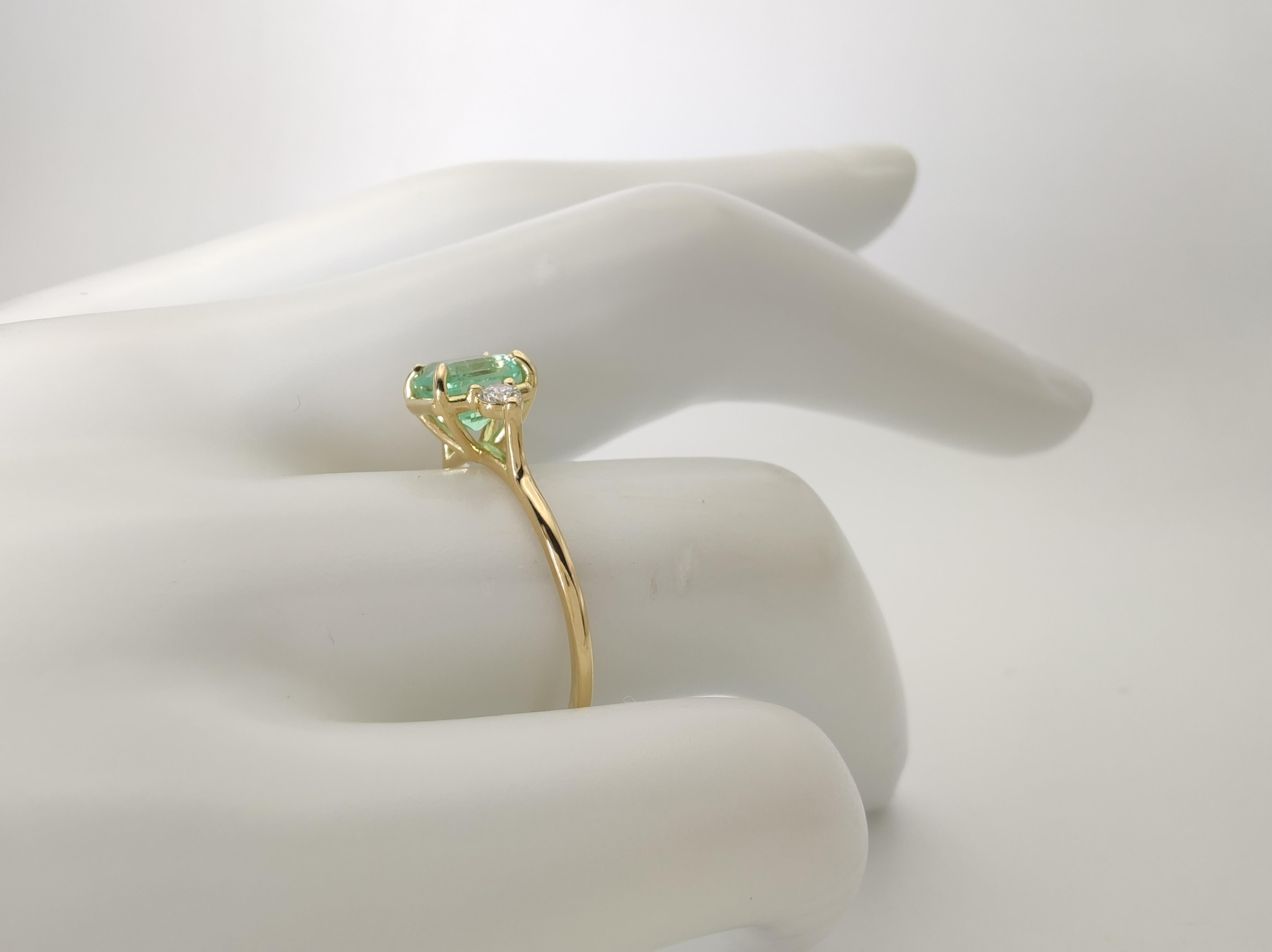 18K Gold Ring  Emerald and Diamonds Classic Minimalist for Your Everyday  For Sale 11