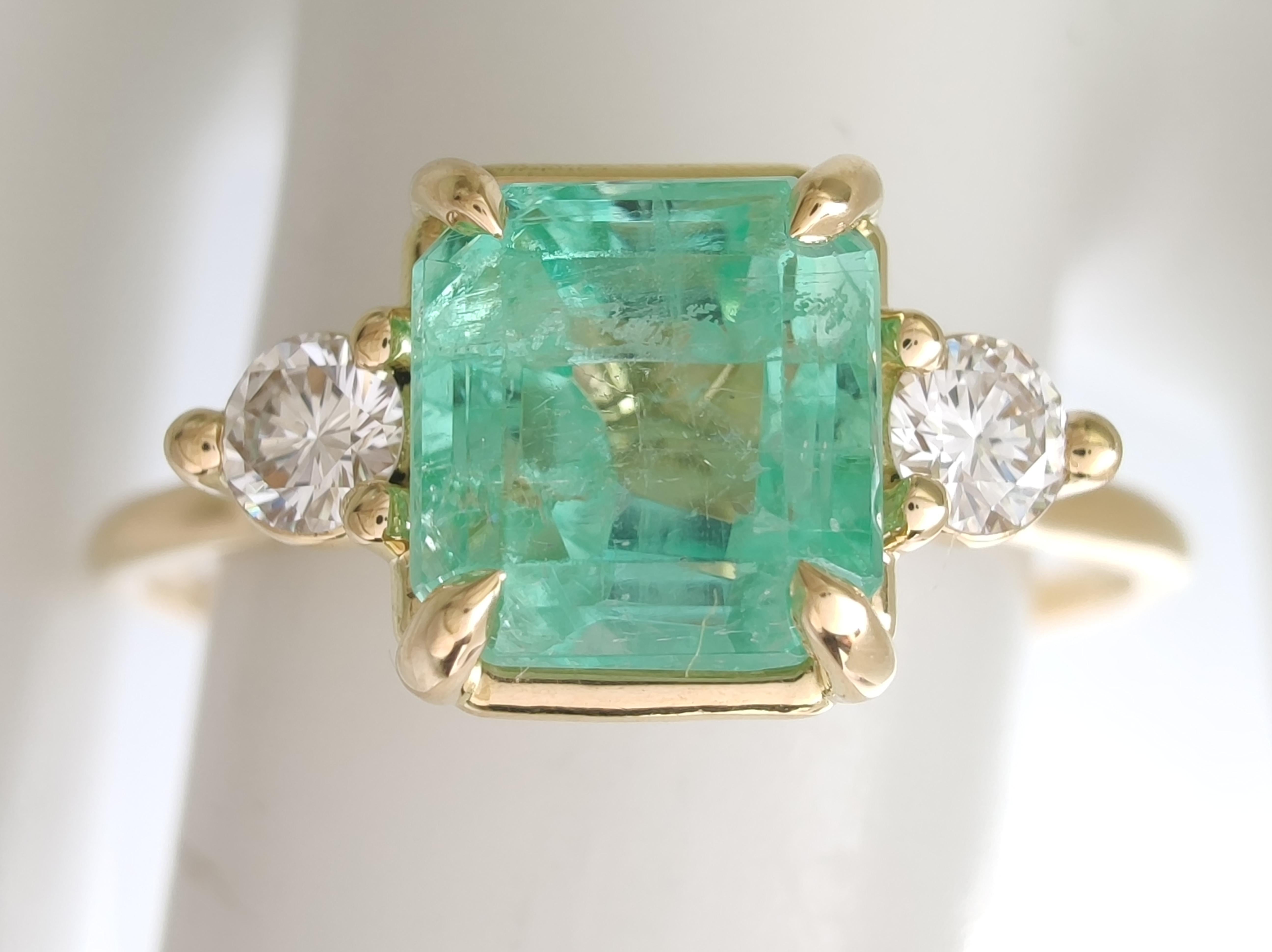 18K Gold Ring  Emerald and Diamonds Classic Minimalist for Your Everyday  In New Condition For Sale In MADRID, ES