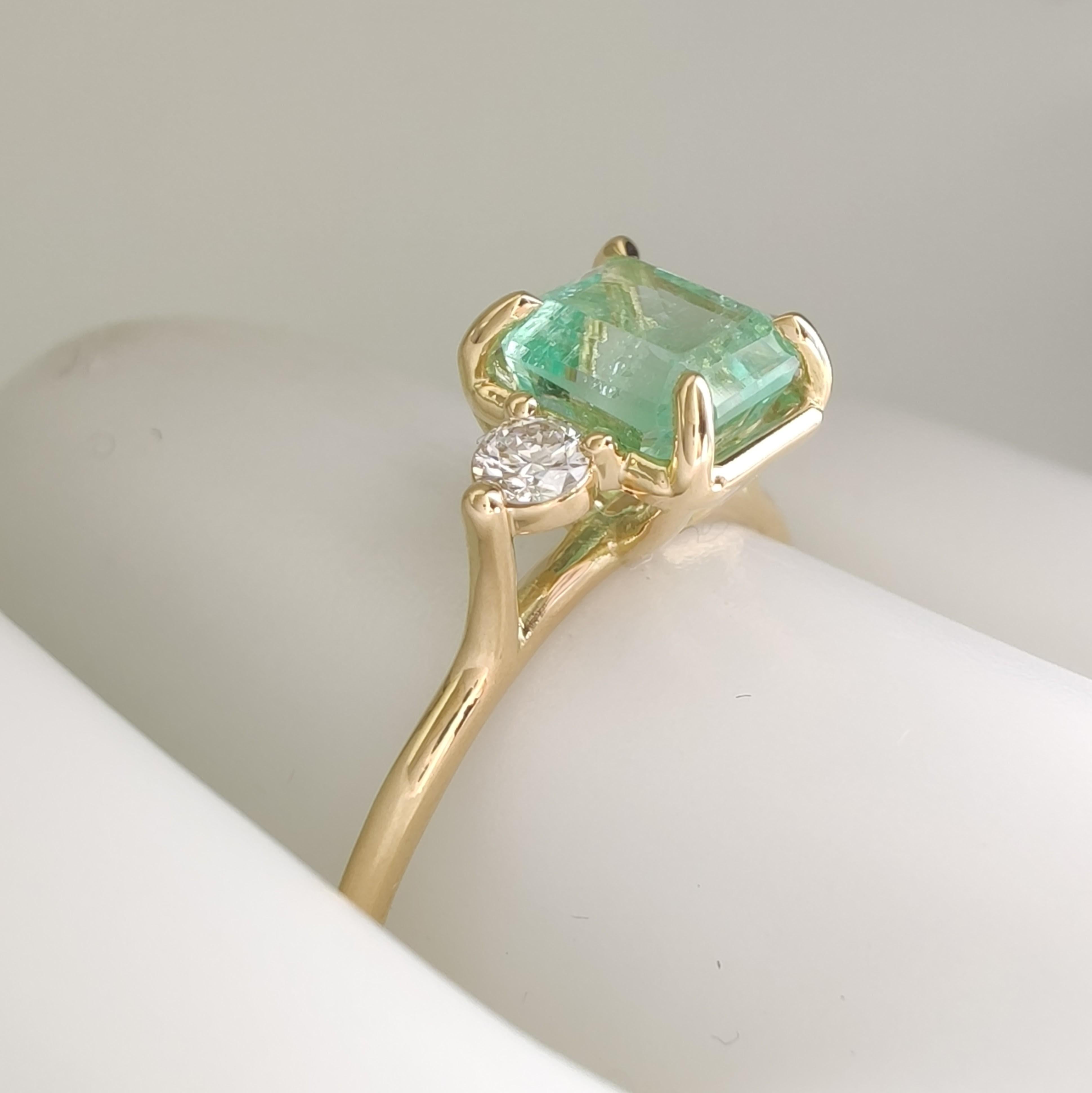 Women's 18K Gold Ring  Emerald and Diamonds Classic Minimalist for Your Everyday  For Sale