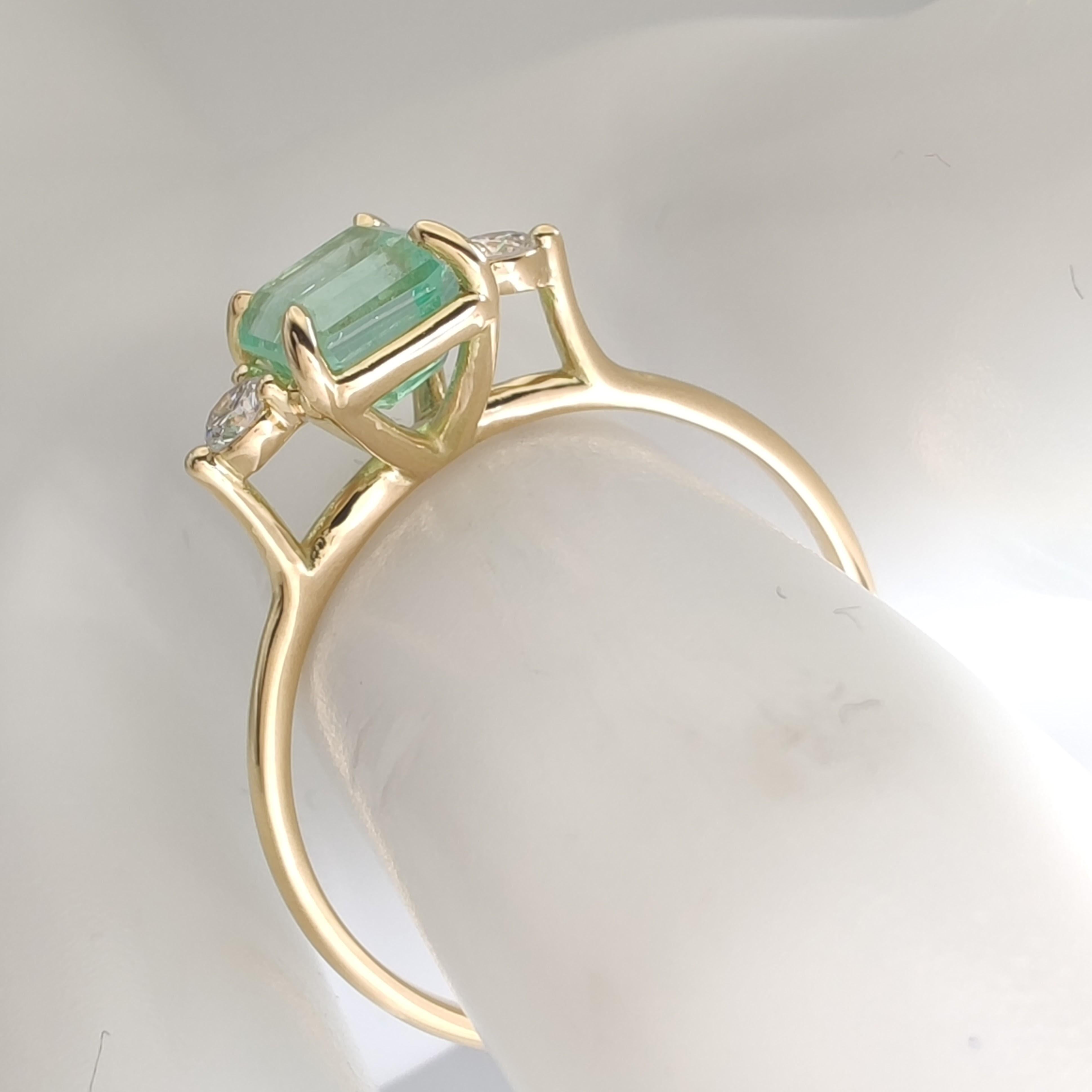 18K Gold Ring  Emerald and Diamonds Classic Minimalist for Your Everyday  For Sale 1