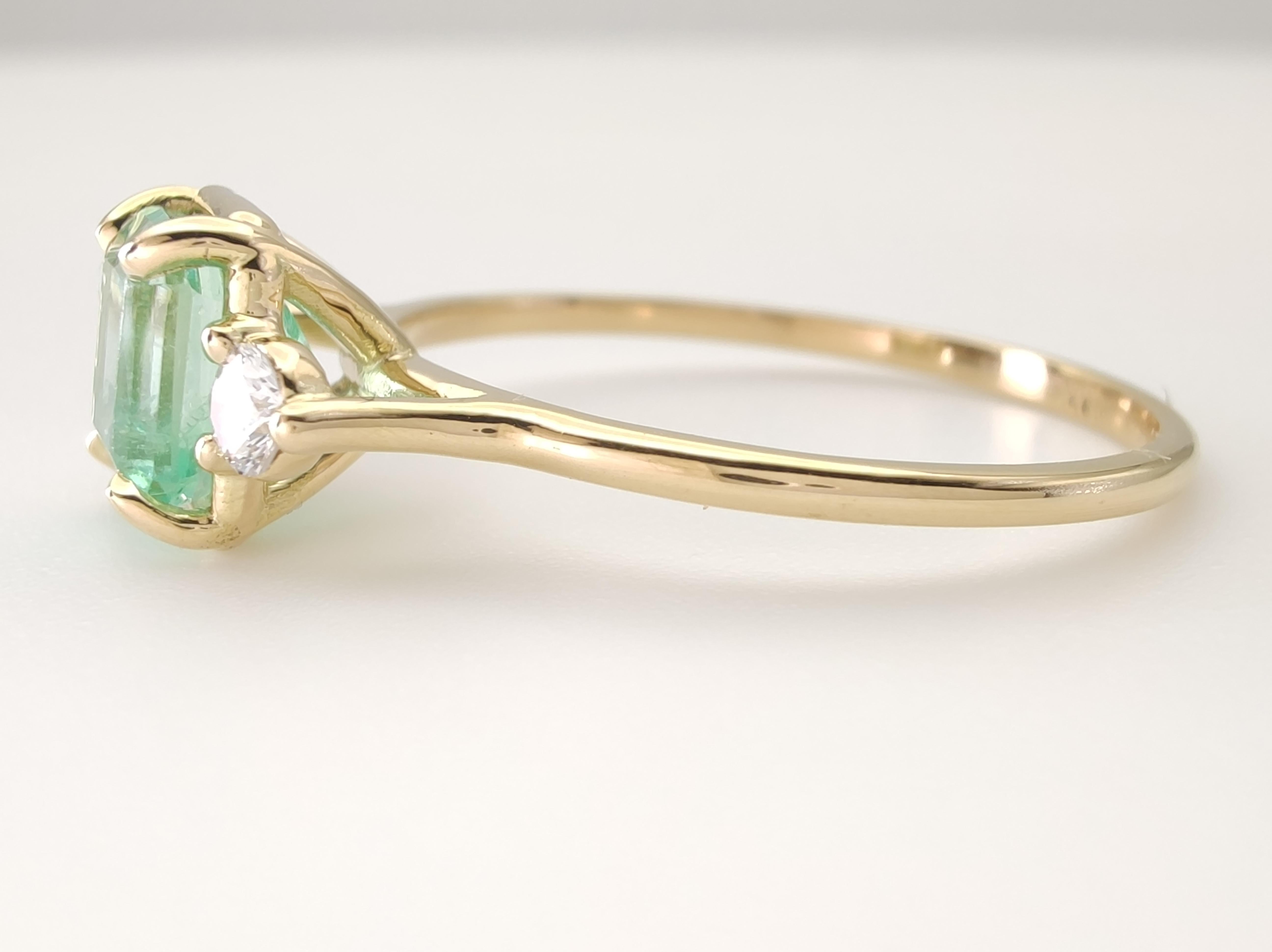 18K Gold Ring  Emerald and Diamonds Classic Minimalist for Your Everyday  For Sale 2