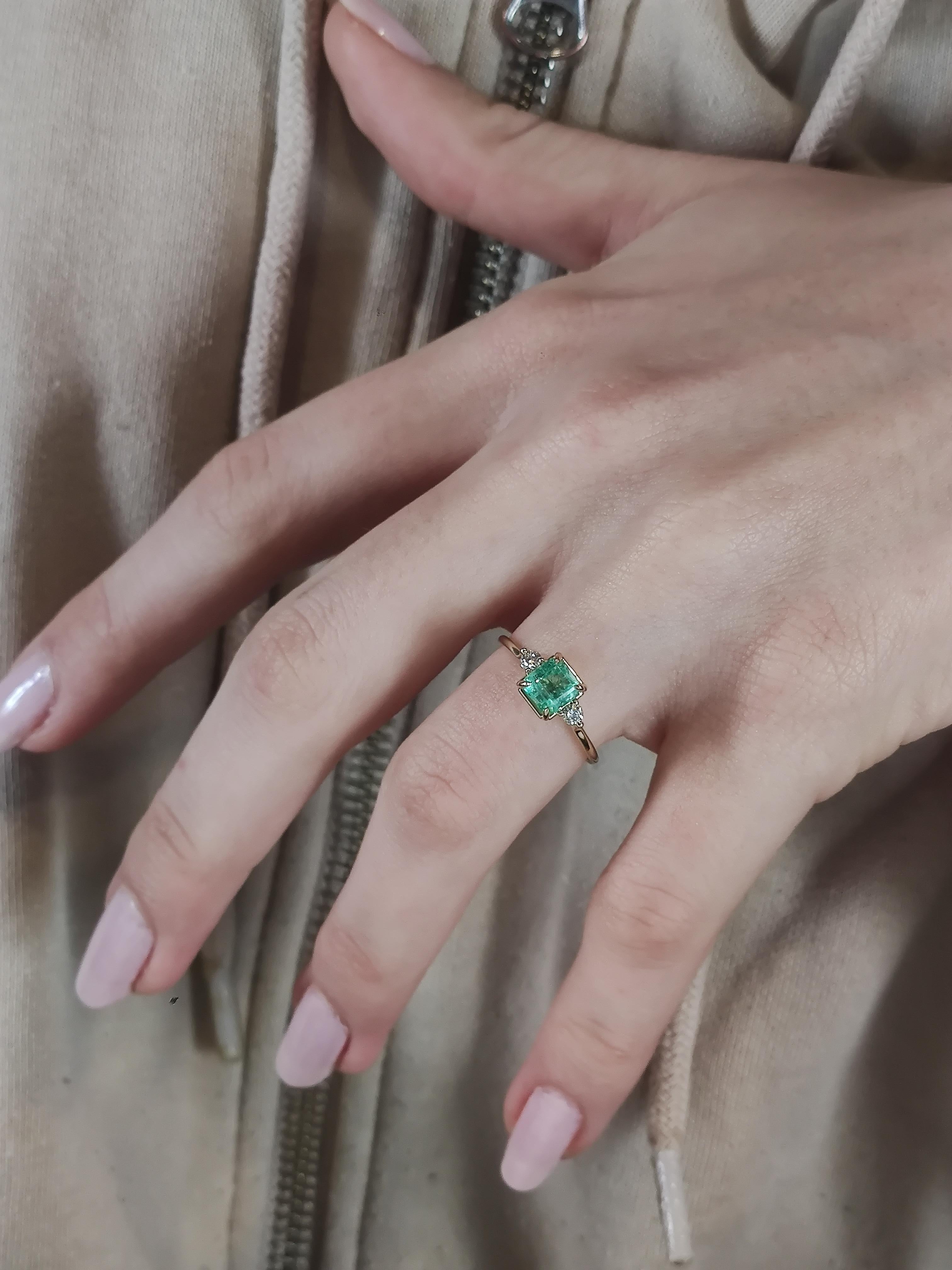 Contemporary 18K Gold Ring  Emerald and Diamonds Classic Minimalist for Your Everyday  For Sale