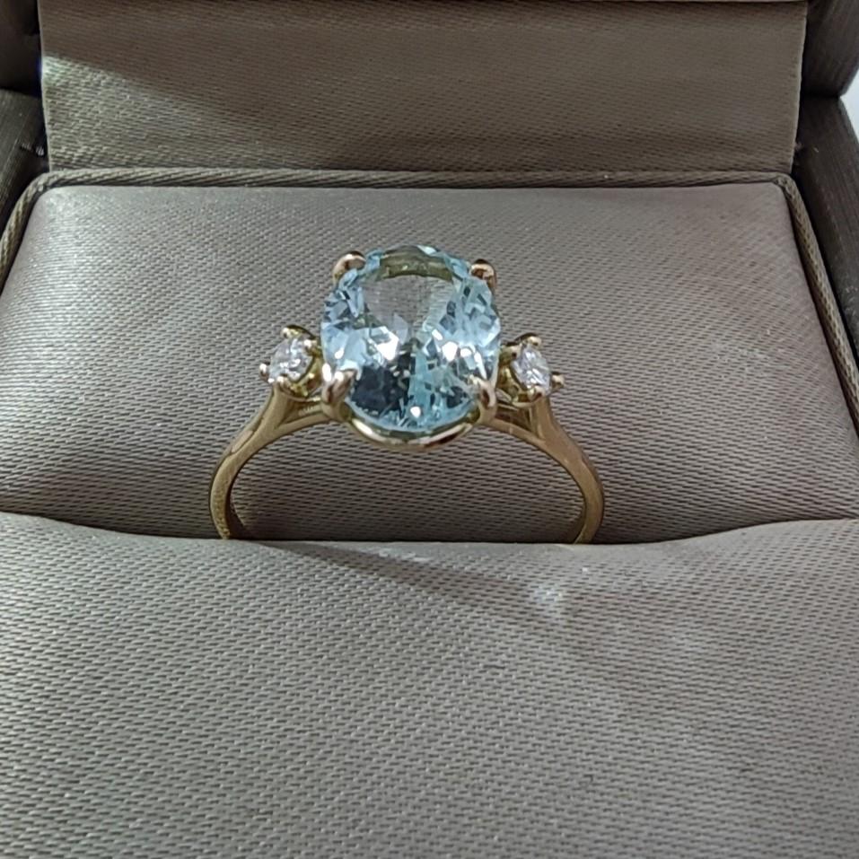 Women's Flash sale 18K Gold Ring for women-1.6ct  oval Aquamarine 0.13ct diamonds  For Sale