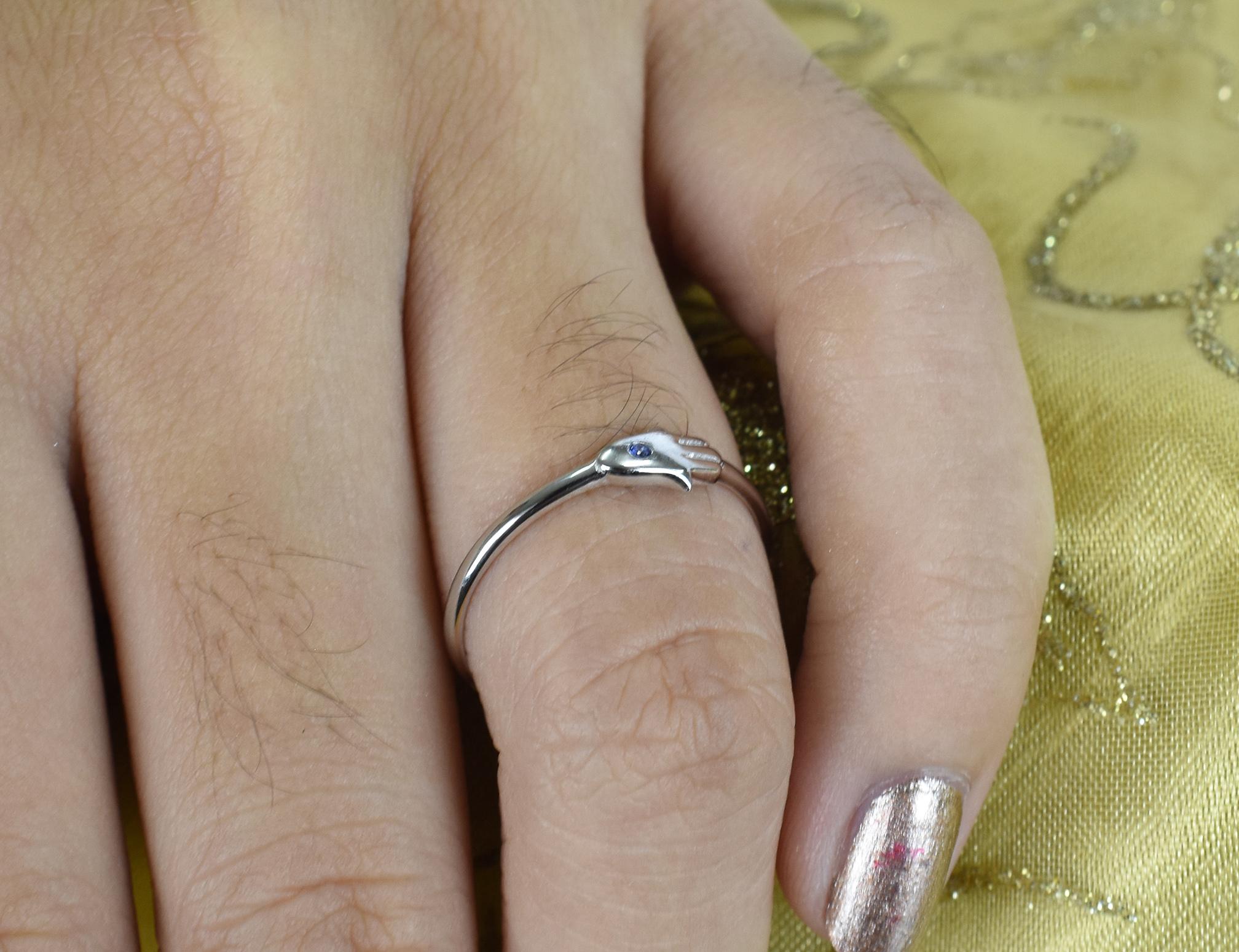 Im Angebot: 18 Karat Gold Ring Hamsa Hand Ring Natürlicher Blauer Saphir Ring Hand von Fatima Ring () 9