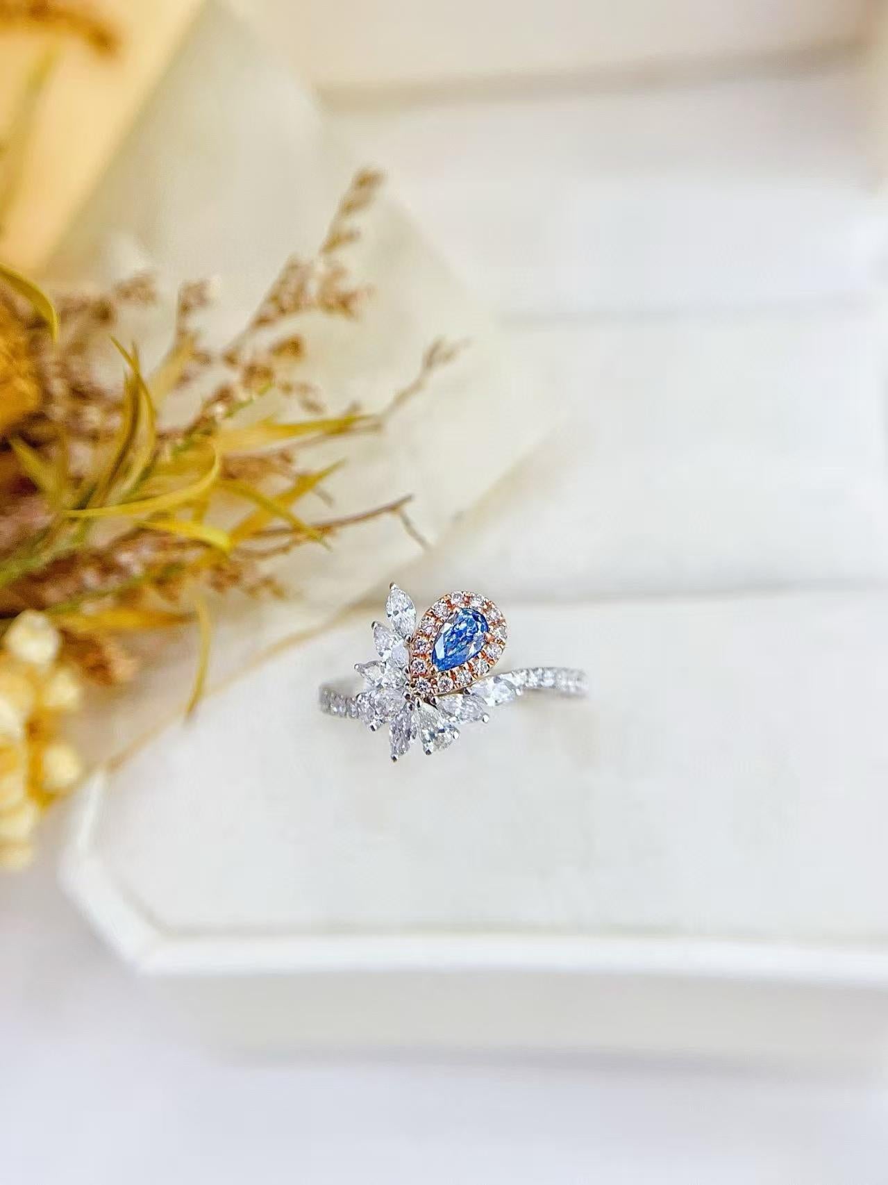 Taille poire Bague en or 18 carats à tige torsadée irrégulière avec diamant bleu en forme de larme en vente