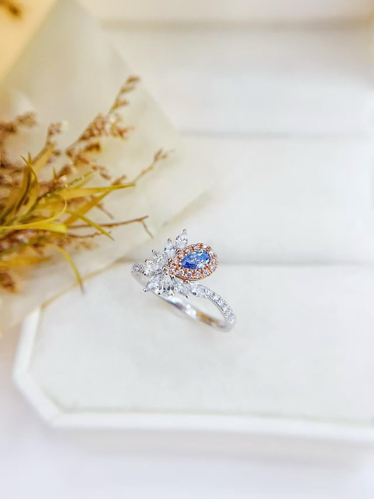 Bague en or 18 carats à tige torsadée irrégulière avec diamant bleu en forme de larme Neuf - En vente à Kowloon, HK