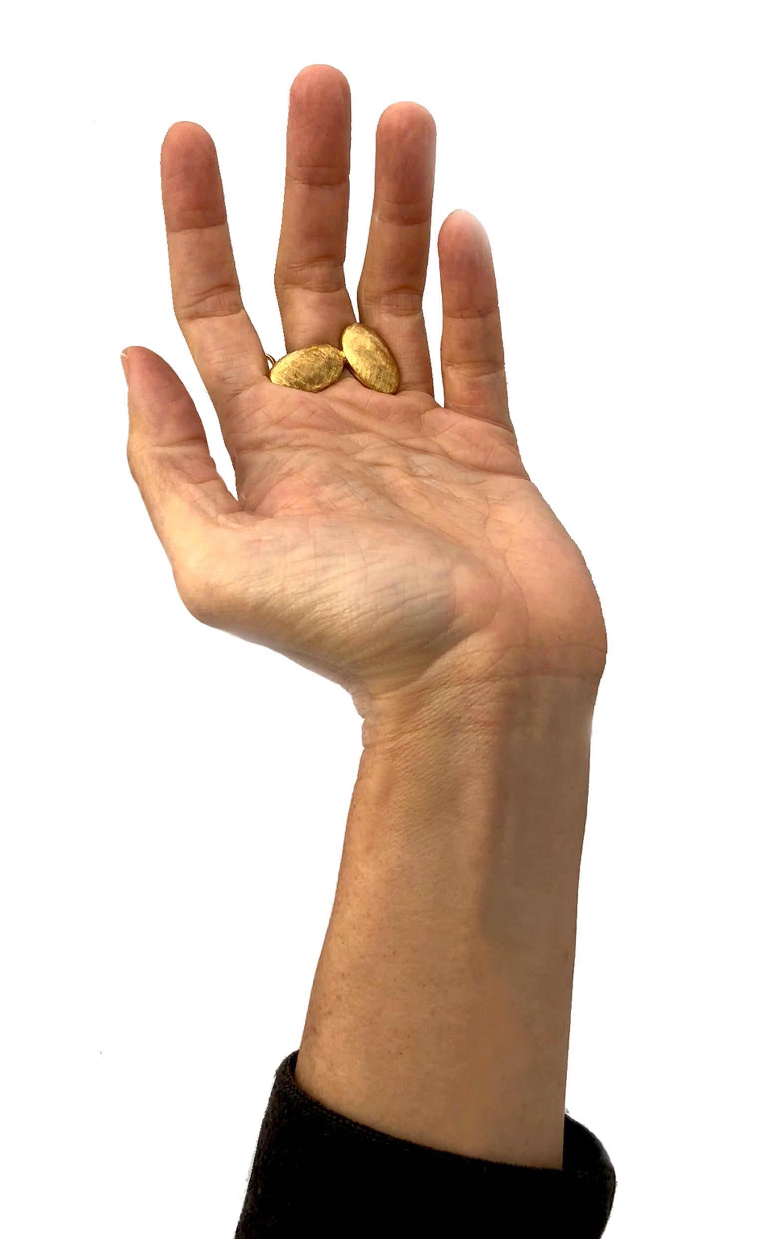 18 Karat Gelbgold Ring-Skulptur auf Ihrer Hand im Zustand „Neu“ im Angebot in Brooklyn, NY