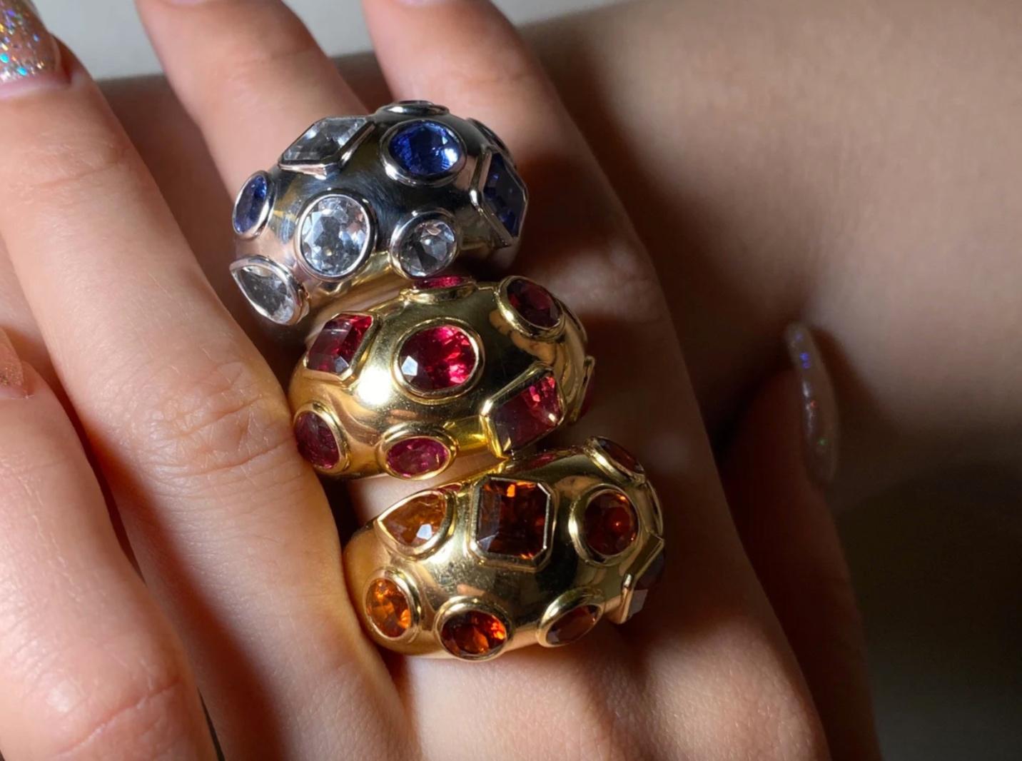 Ring aus 18 Karat Gold mit Spessartin-Granaten im Oval- und Birnenschliff, Hessonit-Granaten im Rundschliff und Zirkonen im Achteckschliff. 