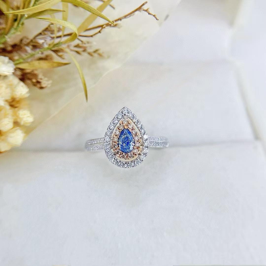 18K Gold Ring Rare Teardrop Cut Blue Diamond Encircled by Dazzling Halo

Main stone D - 0.20 CT
Side Stone D - 0.31 CT 
Total Weight - 2.69 GM

Stunning Centerpiece: The ring features a captivating teardrop - shaped blue diamond as the center. Its