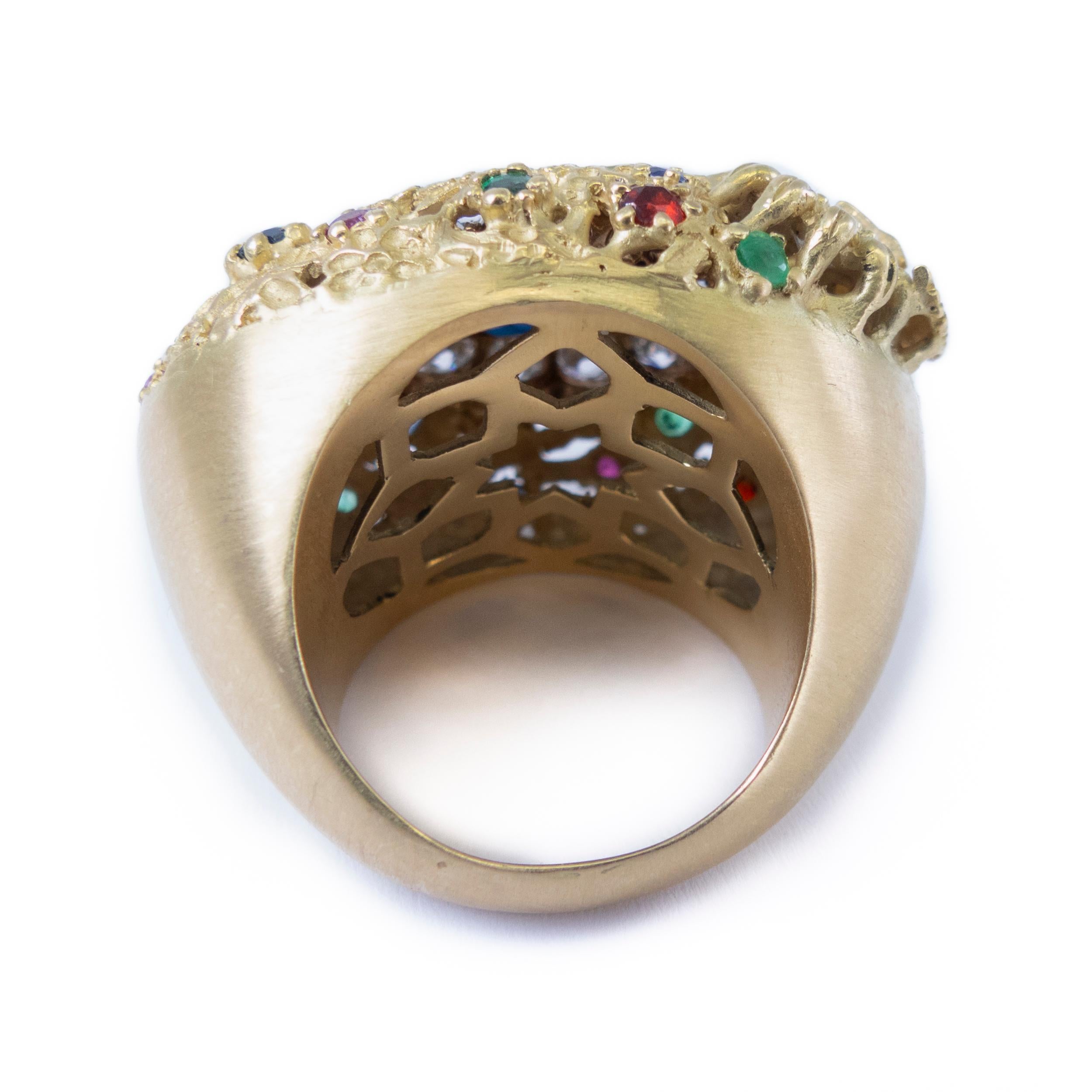 18k Gold Ring Sapphire Diamonds Gem-Set Garden Motif Featuring a Nightingale In New Condition For Sale In Valencia, ES