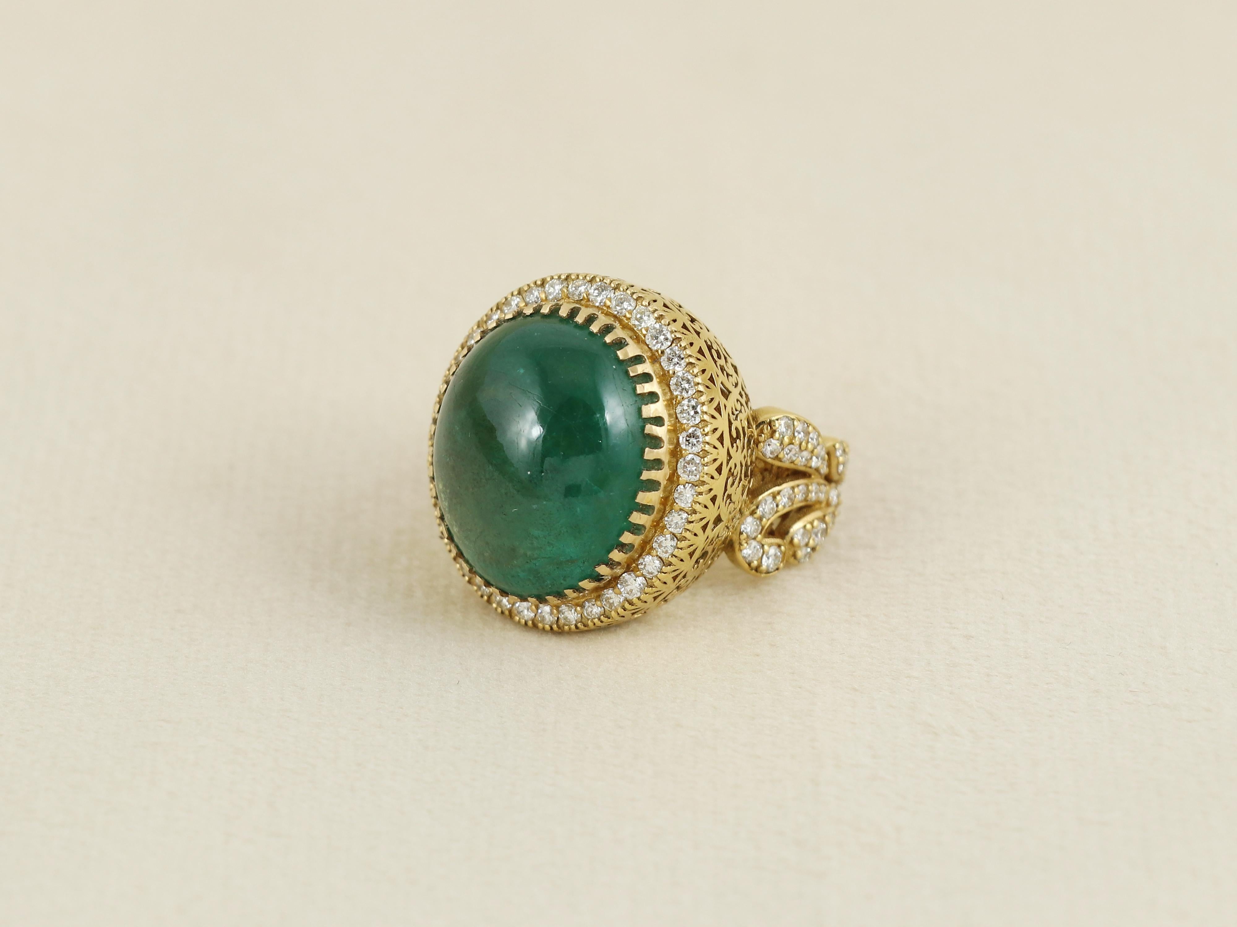 Bague en or 18K sertie d'une émeraude zambienne naturelle de forme ovale dans une monture ouverte dans un cadre serti de diamants naturels. L'émeraude, de grande taille, doit peser environ 18 carats. La bague est réalisée en s'inspirant de