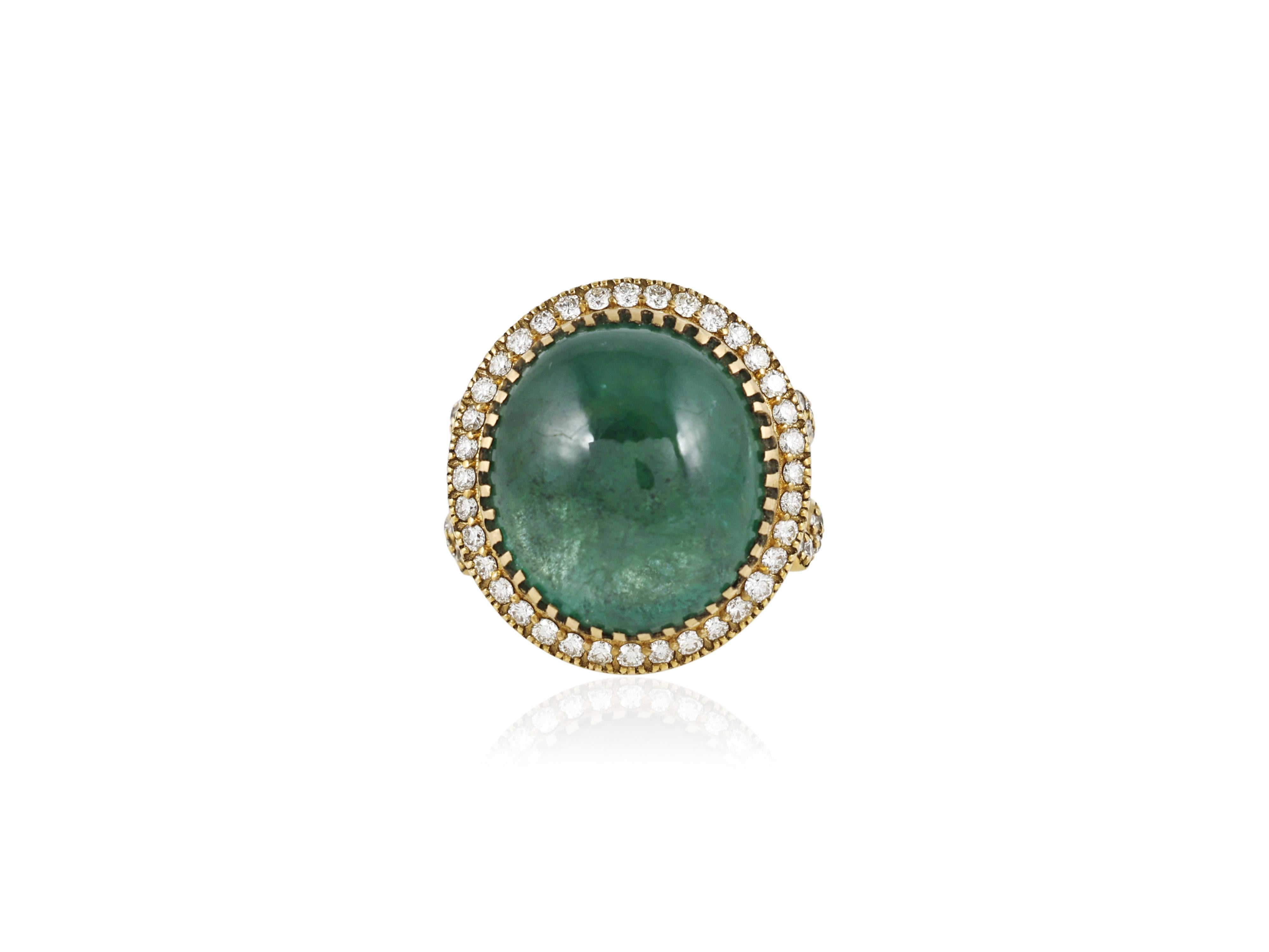 Taille cabochon Bague en or 18K sertie d'un cabochon d'émeraude naturelle de 18 ct et de diamants naturels en vente