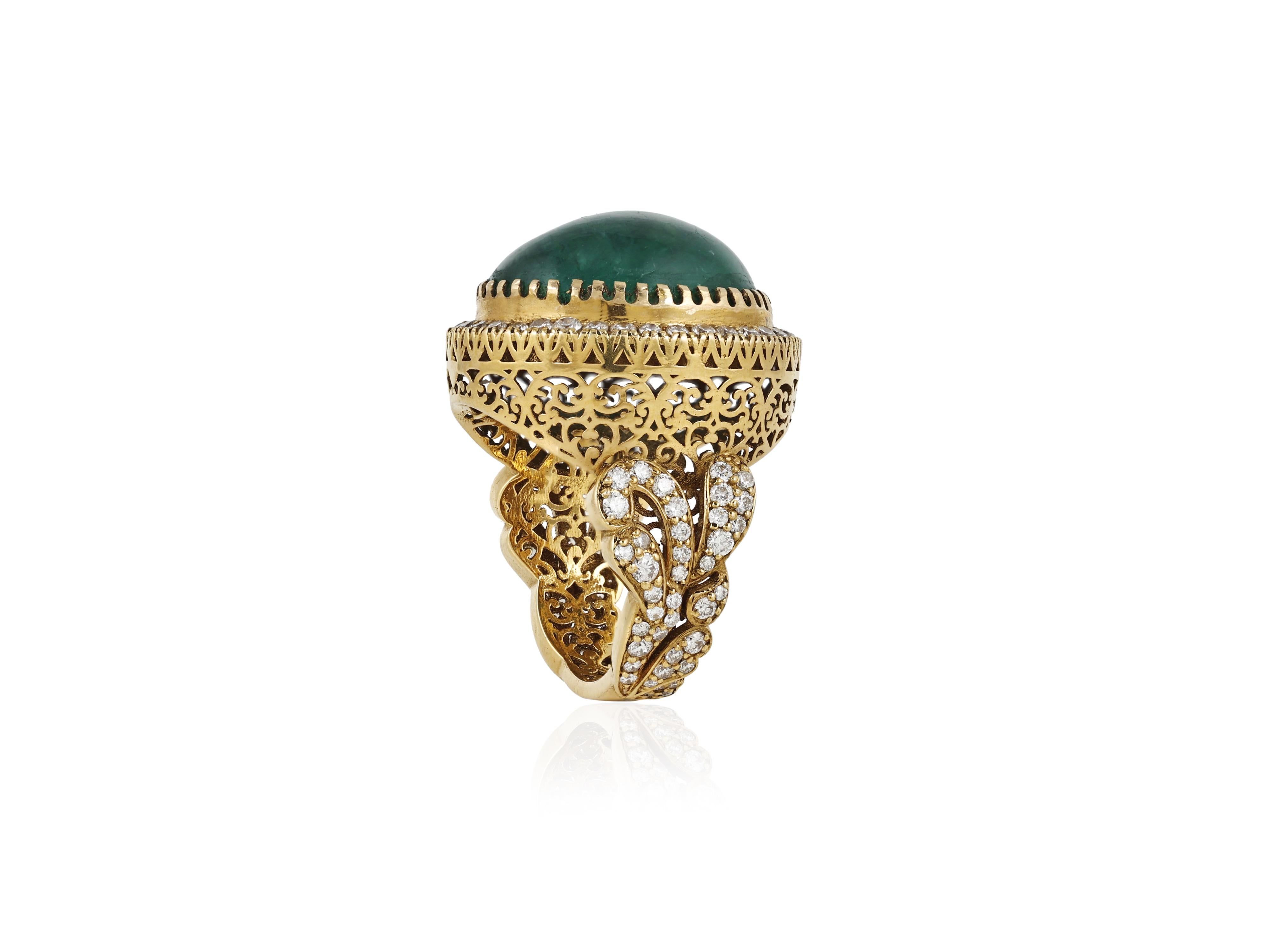 Bague en or 18K sertie d'un cabochon d'émeraude naturelle de 18 ct et de diamants naturels en vente 3