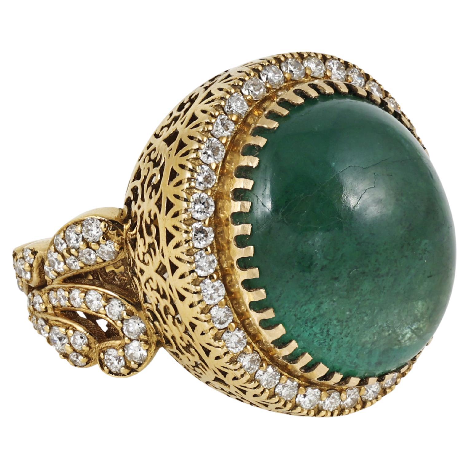 Ring aus 18 Karat Gold, besetzt mit einem 18-karätigen natürlichen Smaragd-Cabochon und natürlichen Diamanten
