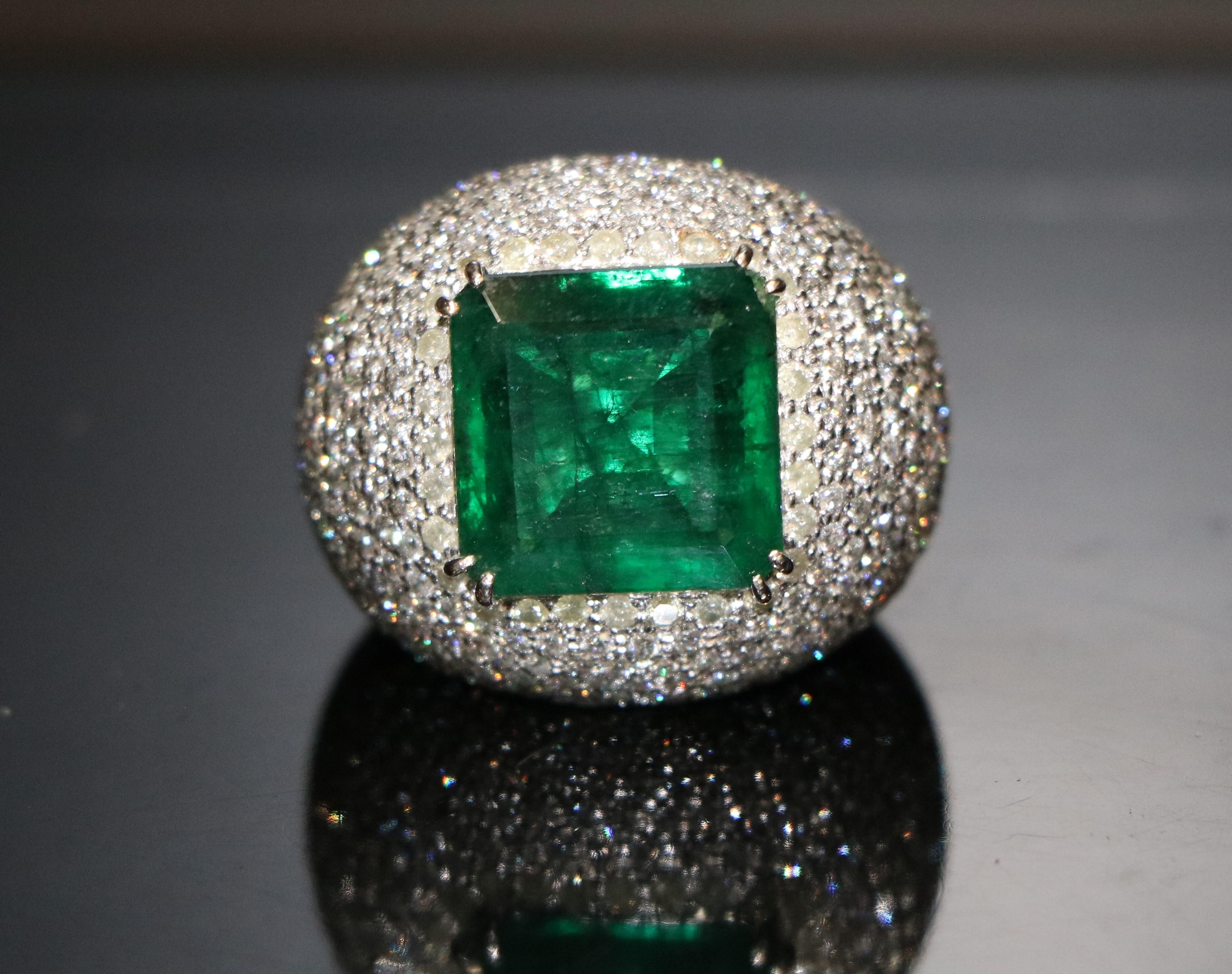 Bague sertie d'émeraudes et de diamants
Or blanc 18K 
Diamants blancs (environ 4 carats au total)
Grande pierre centrale de style émeraude en taille émeraude - 11,5 carats



