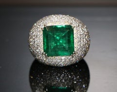 18K gold ring set with emerald and diamonds