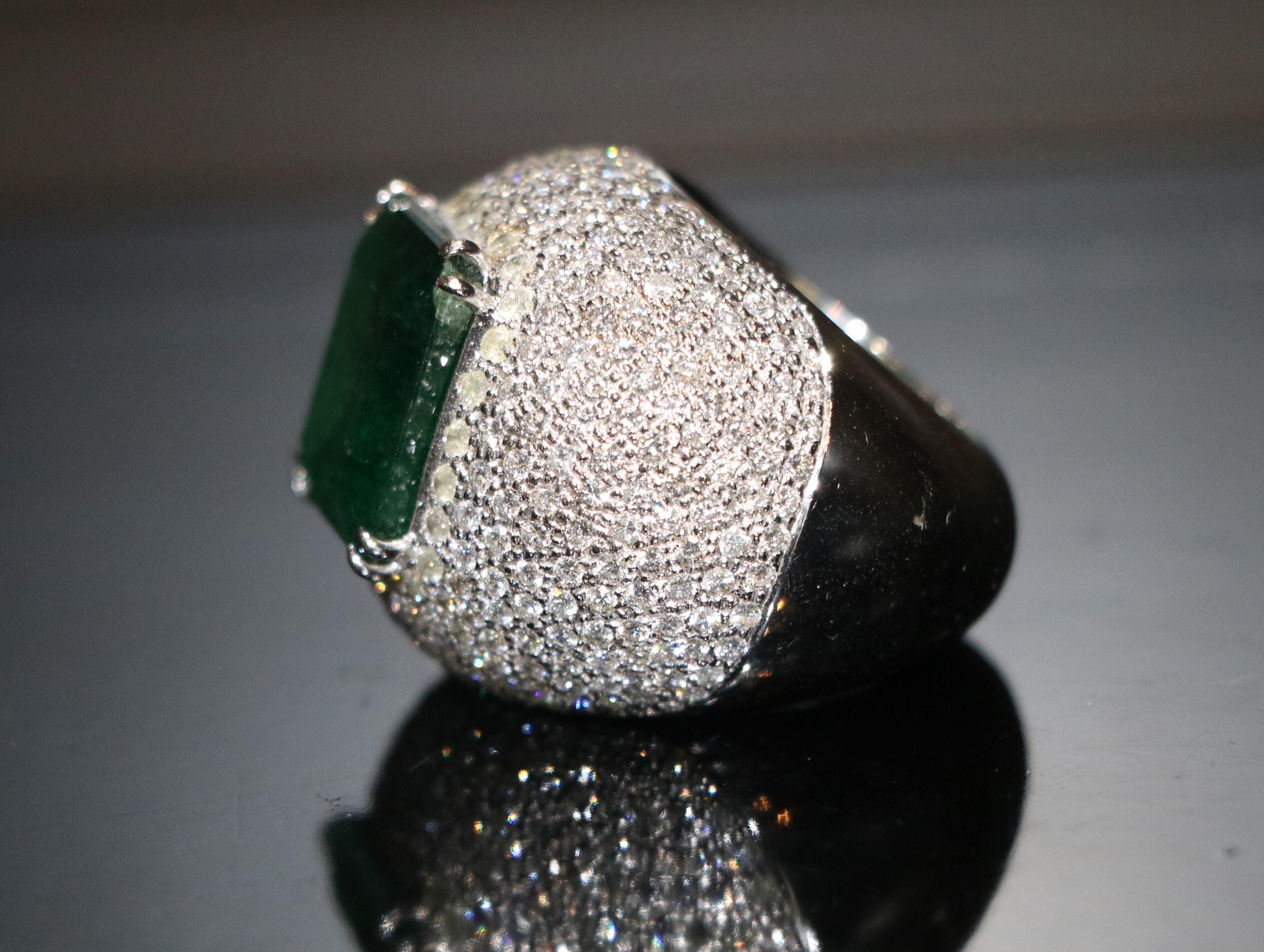 Bague en or 18K sertie d'émeraudes et de diamants Excellent état - En vente à Tel Aviv - Jaffa, IL
