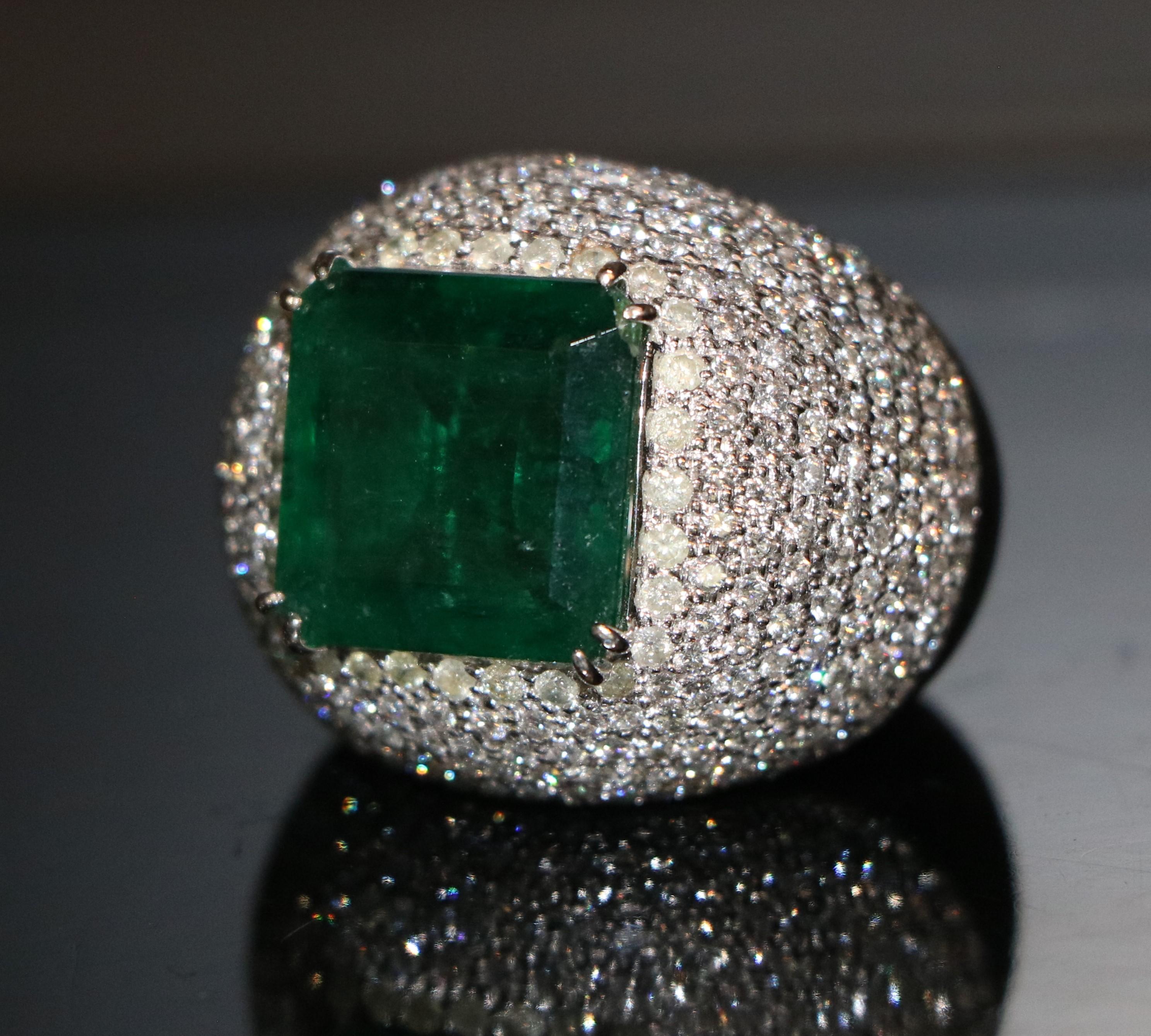 Bague en or 18K sertie d'émeraudes et de diamants Unisexe en vente