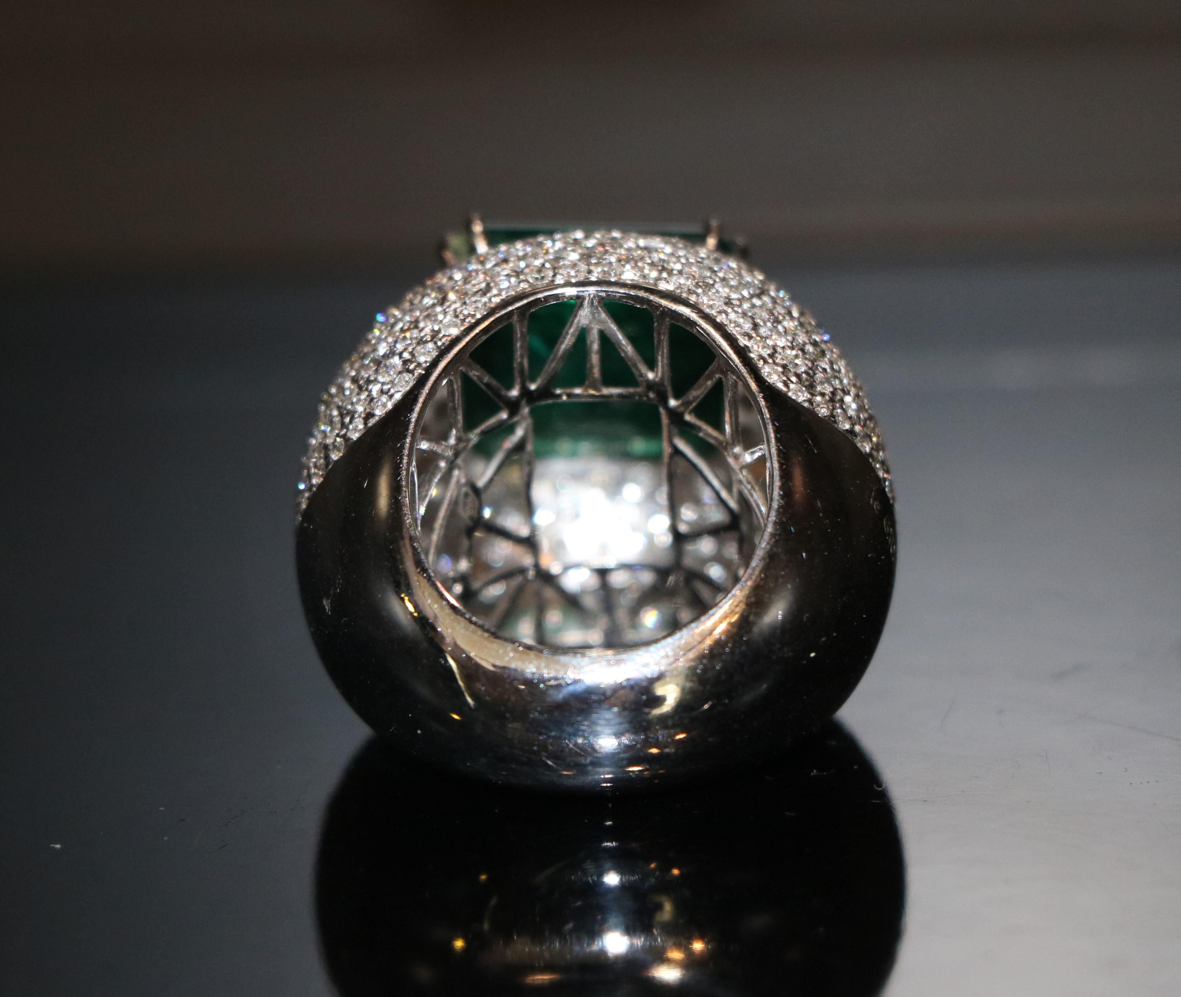Bague en or 18K sertie d'émeraudes et de diamants en vente 1