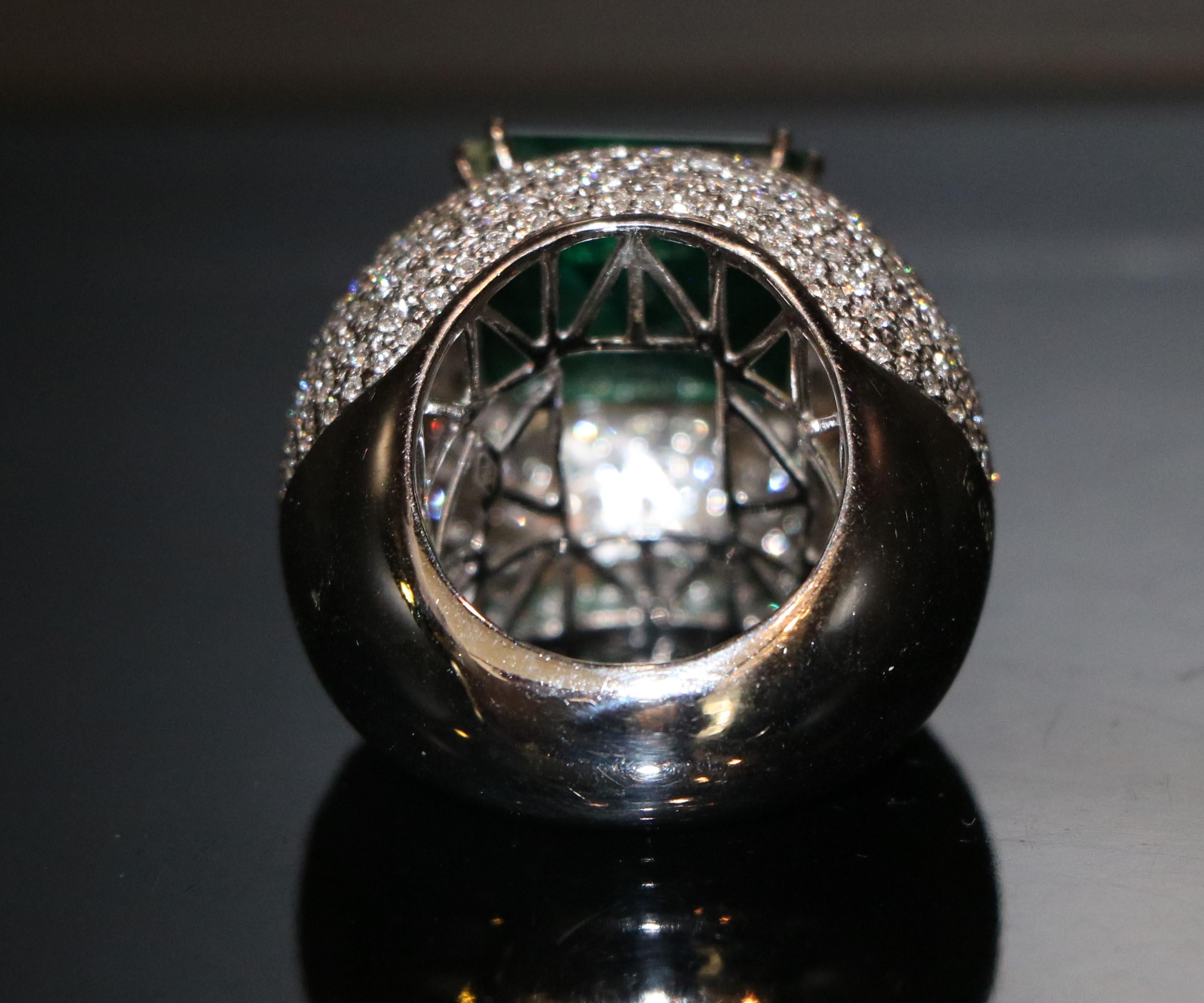 Bague en or 18K sertie d'émeraudes et de diamants en vente 2