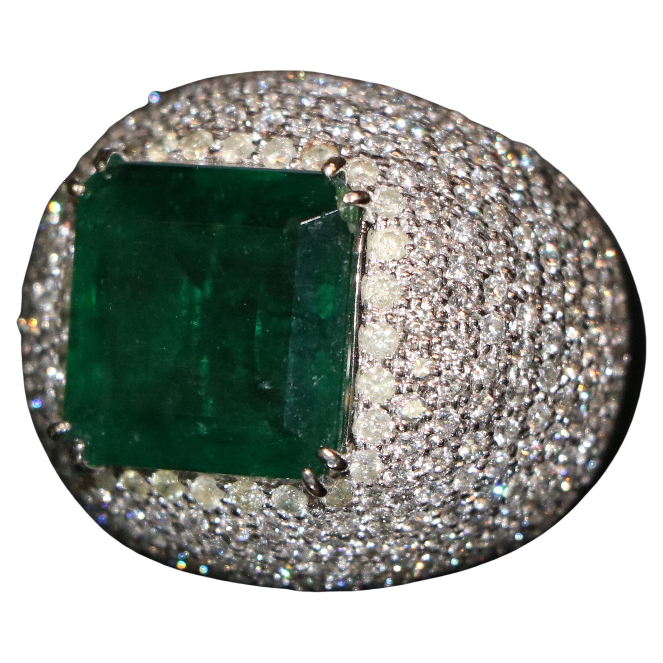 18K gold ring set with emerald and diamonds
