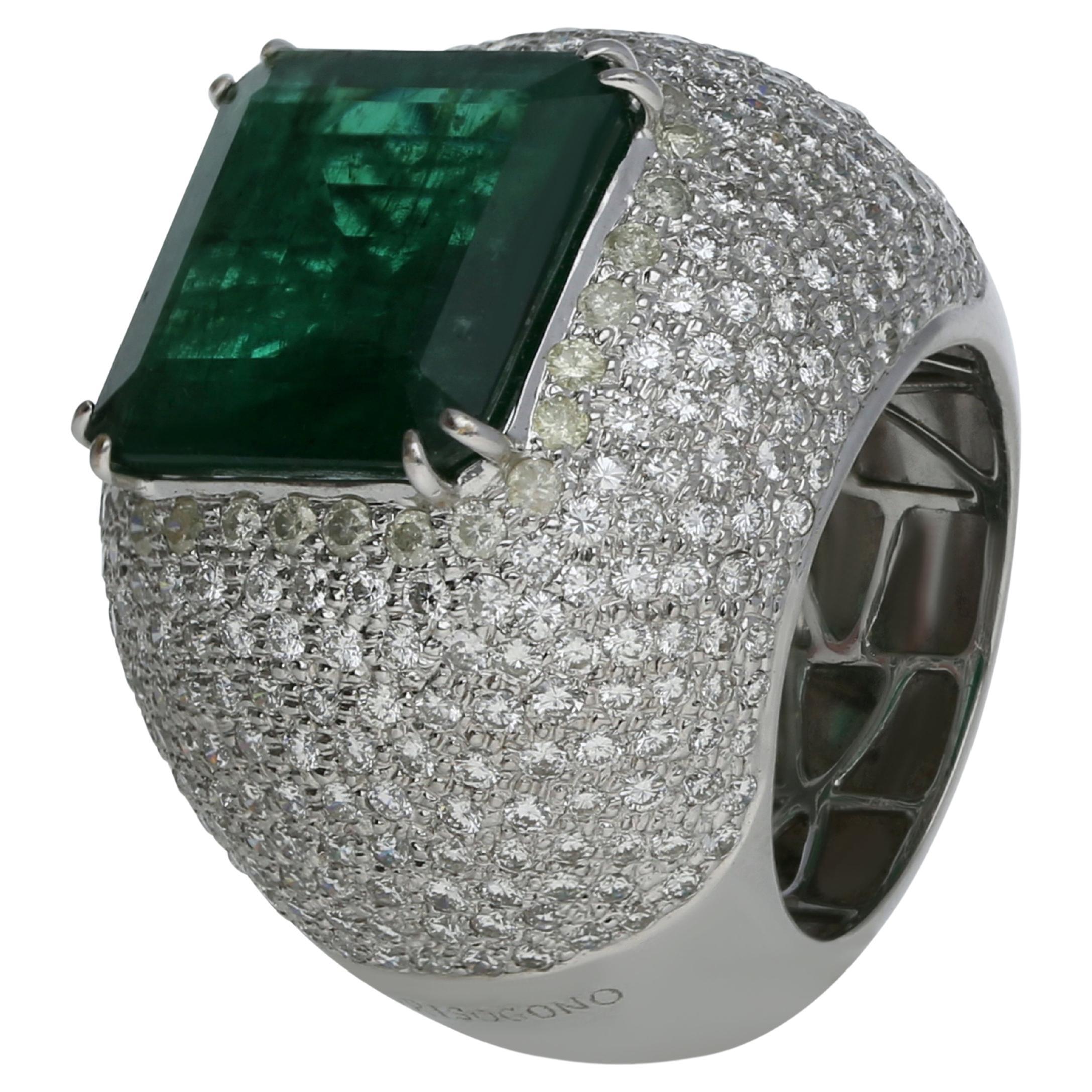 Bague en or 18K sertie d
émeraudes et de diamants en vente