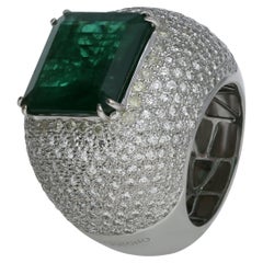 18K gold ring set with emerald and diamonds