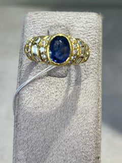 18K gold ring set with sapphire and diamonds