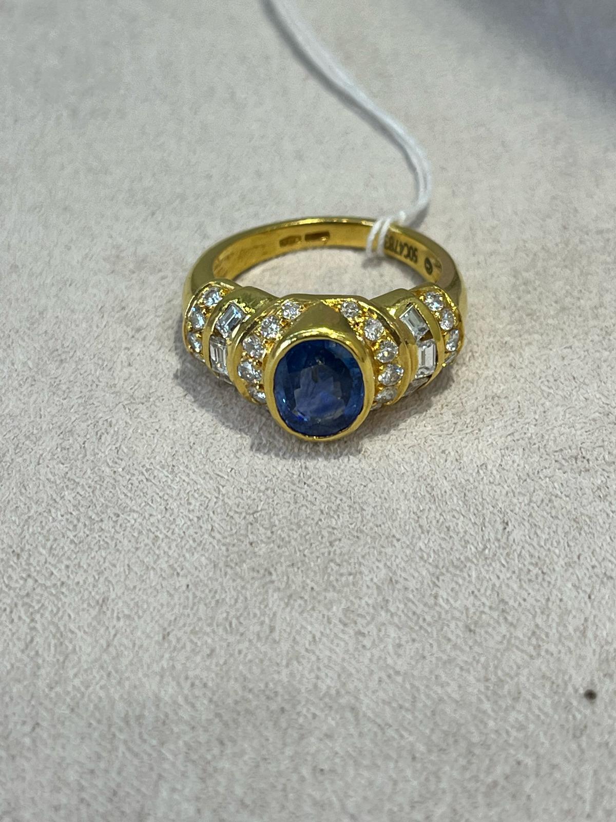 Anello in oro 18 carati con zaffiro e diamanti incastonati In condizioni ottime in vendita a Tel Aviv - Jaffa, IL