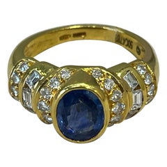 Anello in oro 18 carati con zaffiro e diamanti incastonati