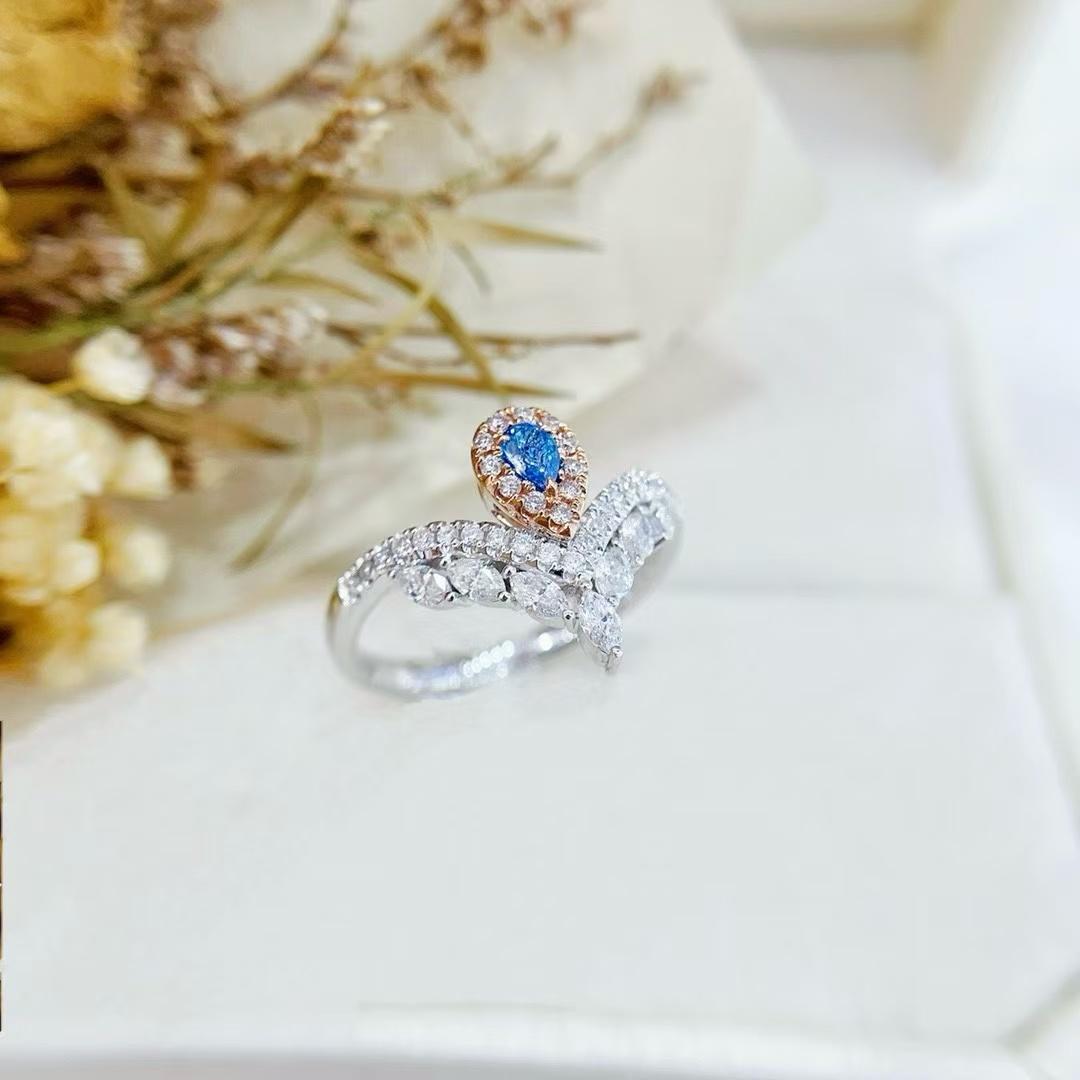 Modern 18K Gold Ring Teardrop Shaped Blue Diamond with V Shaped Marquise Design For Sale
