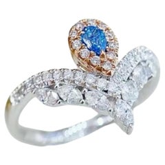 Anello in oro 18K con diamante blu a forma di goccia e disegno marquise a forma di V.I.I.